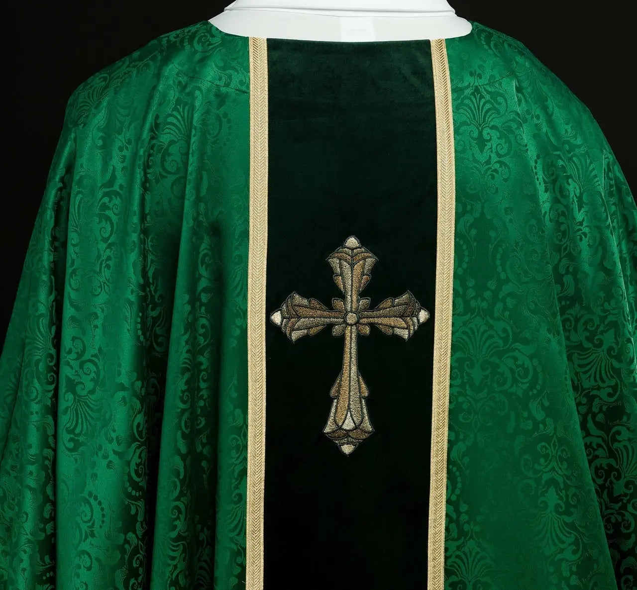 Liturgical green chasuble with band and embroidered cross on jacquard fabric