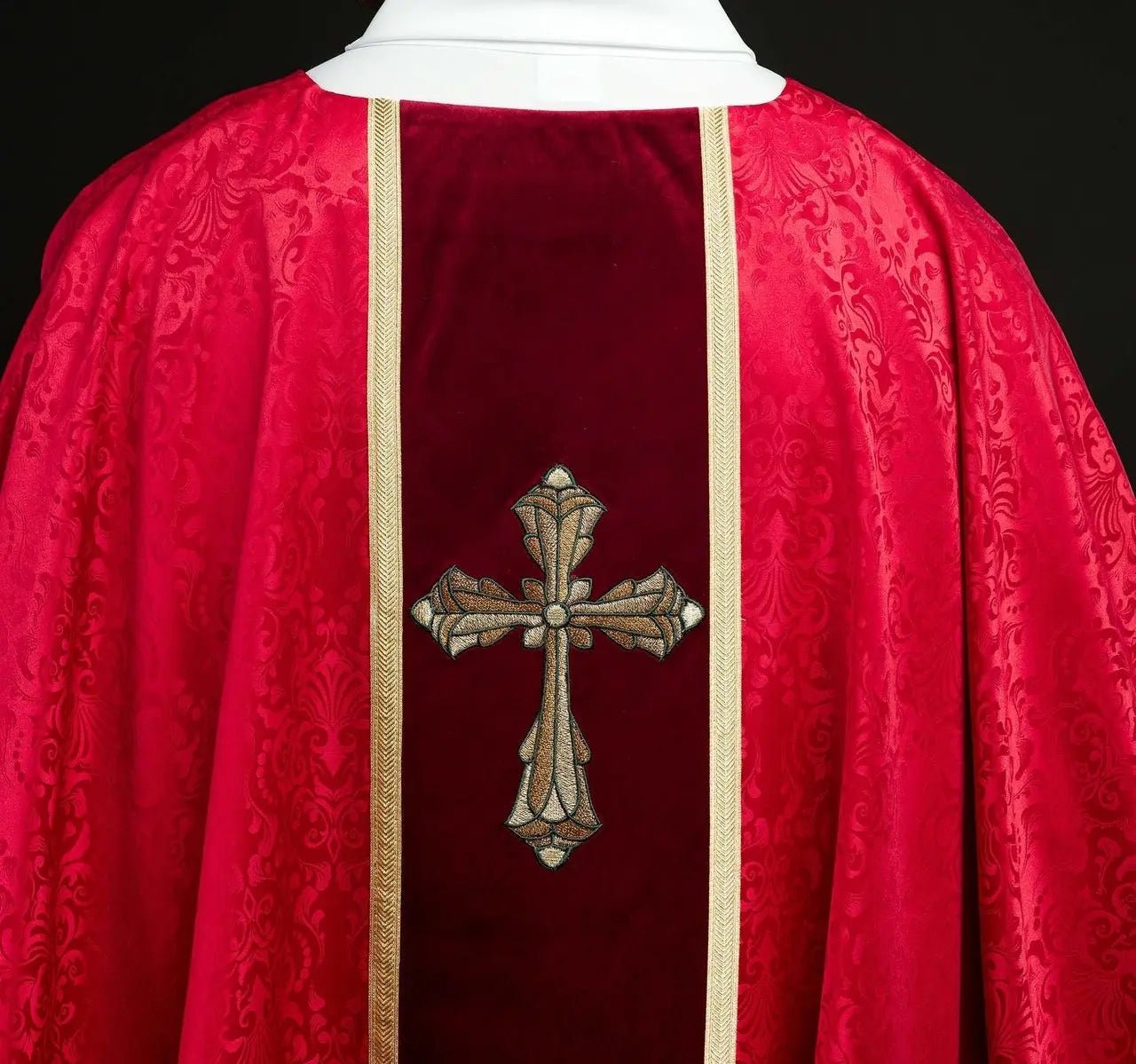 Casulla litúrgica roja con banda y cruz bordada en tela jacquard