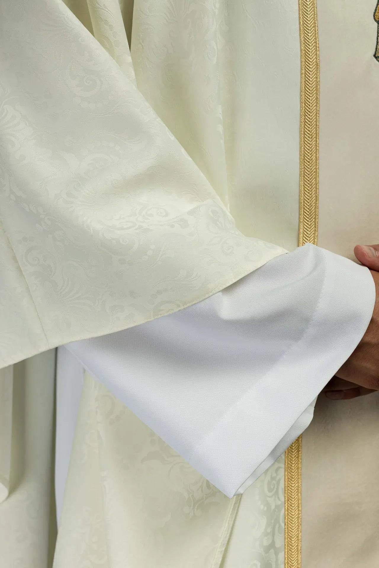 Liturgical chasuble in ecru with a central band and embroidered cross on jacquard fabric