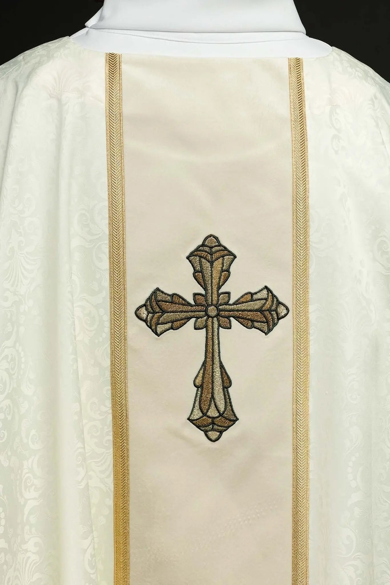 Liturgical chasuble in ecru with a central band and embroidered cross on jacquard fabric