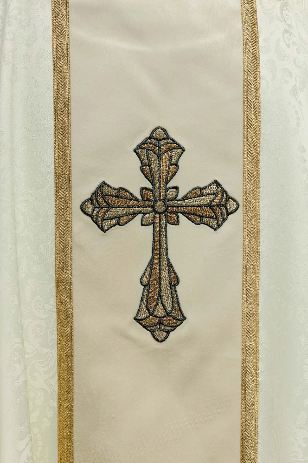 Liturgical chasuble in ecru with a central band and embroidered cross on jacquard fabric