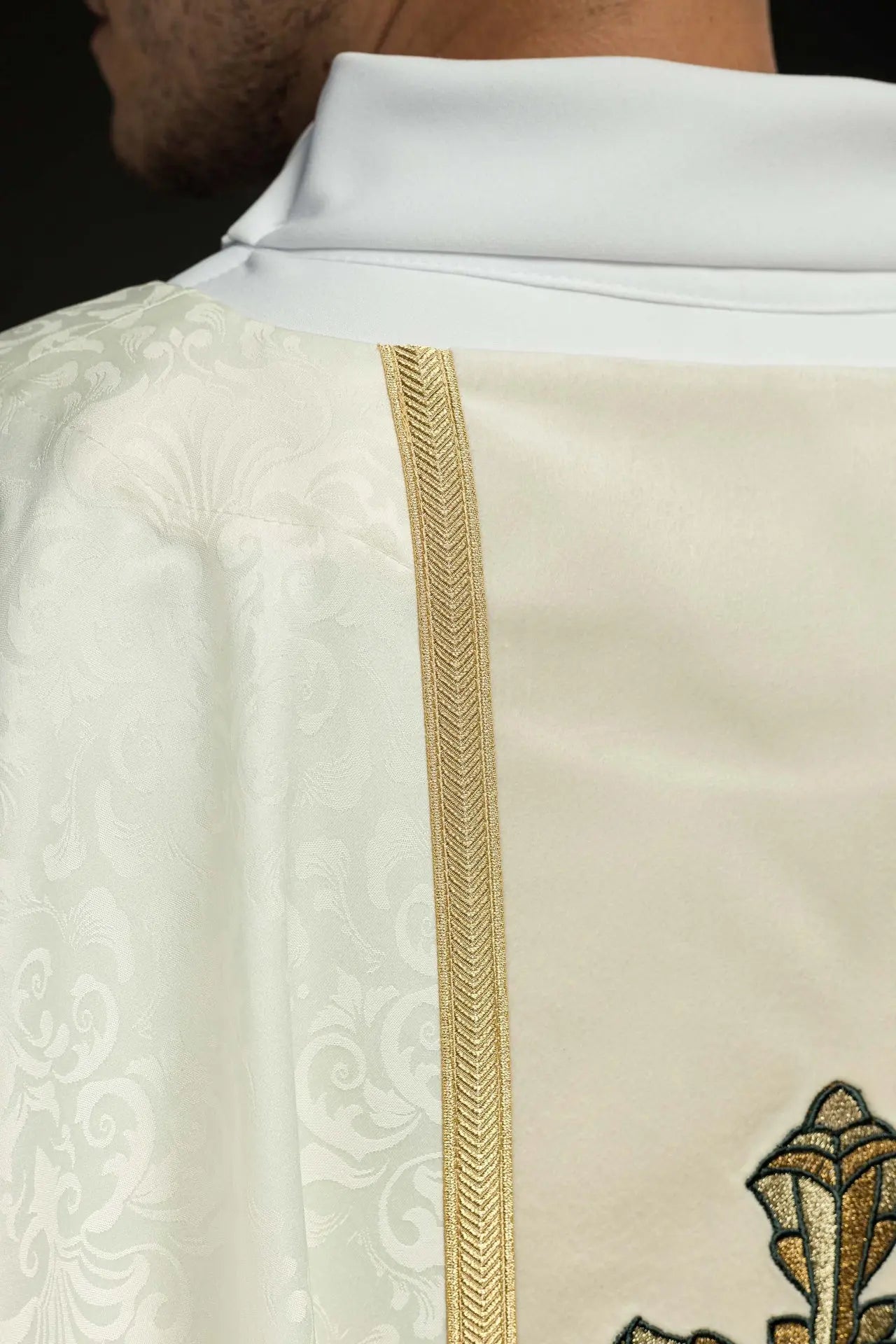 Liturgical chasuble in ecru with a central band and embroidered cross on jacquard fabric