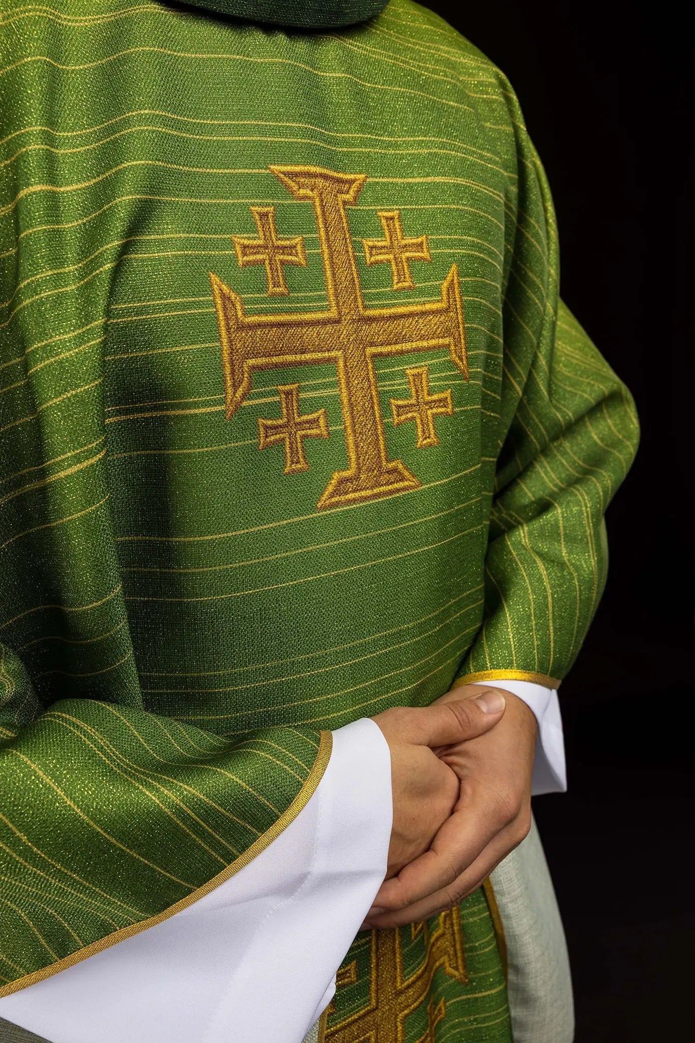Casulla verde estampada con la Cruz de Jerusalén