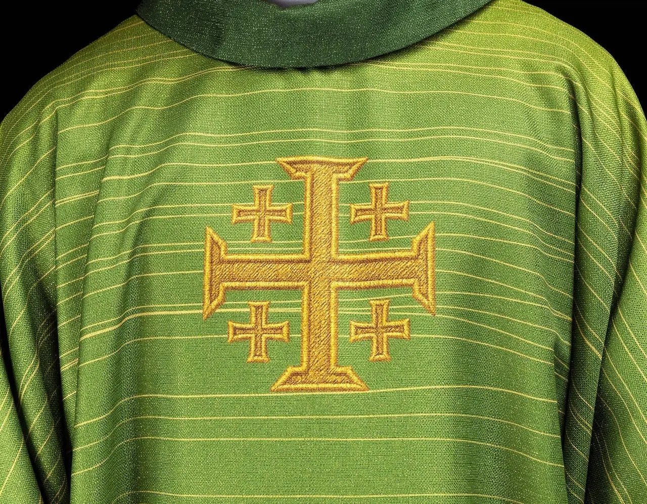 Casulla verde estampada con la Cruz de Jerusalén
