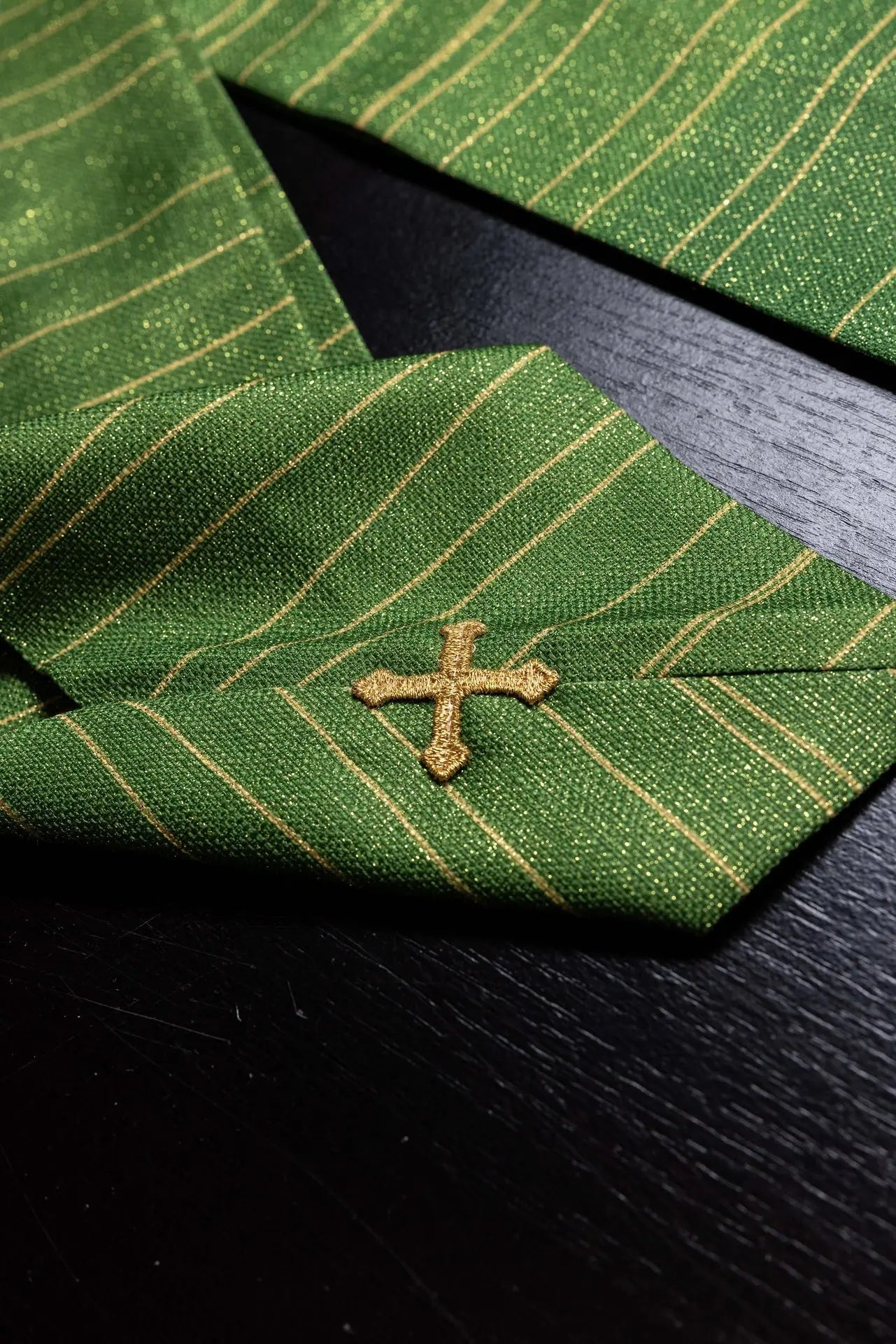 Casulla verde estampada con la Cruz de Jerusalén