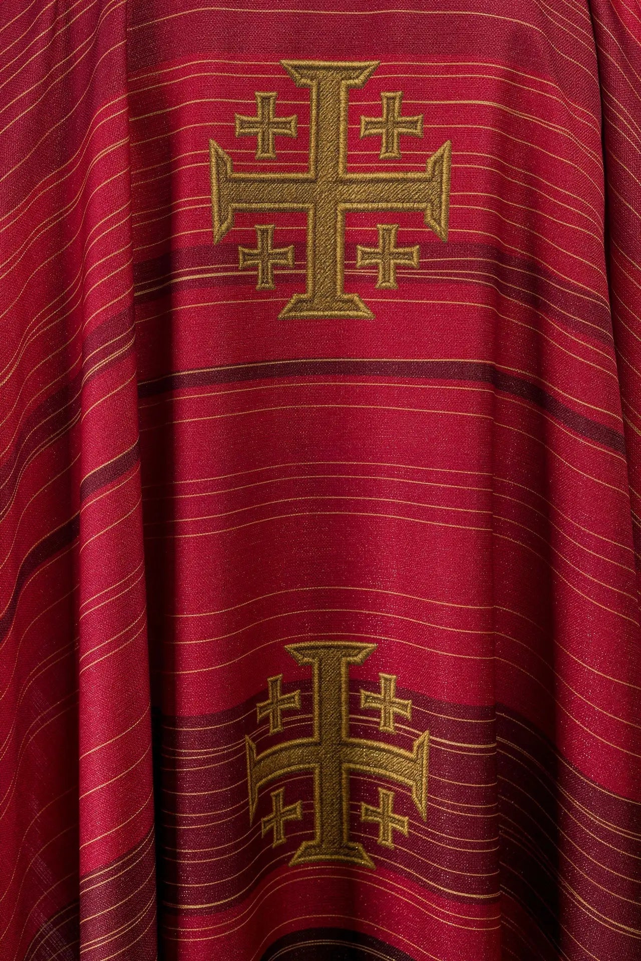 Casulla impresa con Cruz de Jerusalén roja