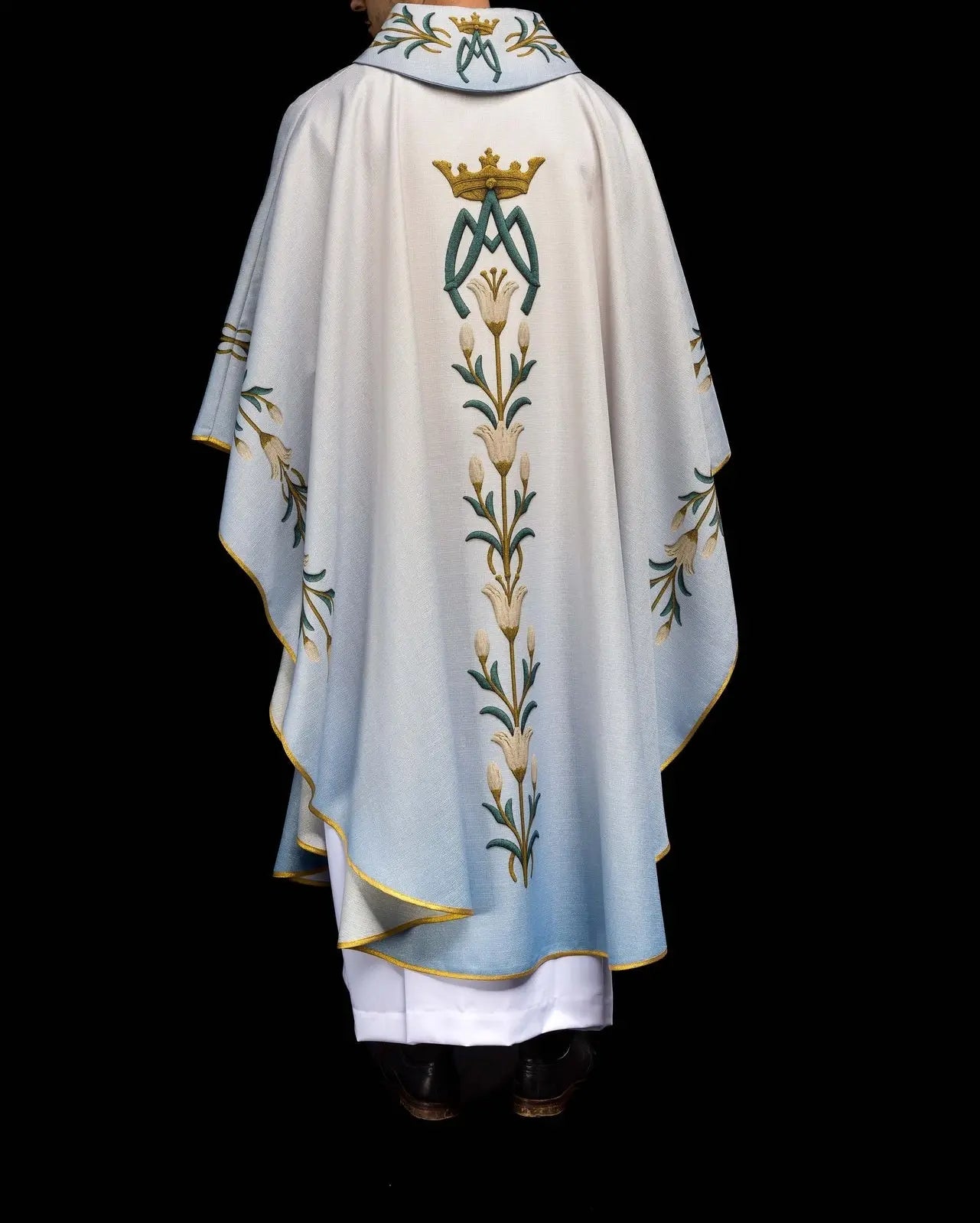 Casulla impresa mariana con patrón de lirios y monograma azul–crudo
