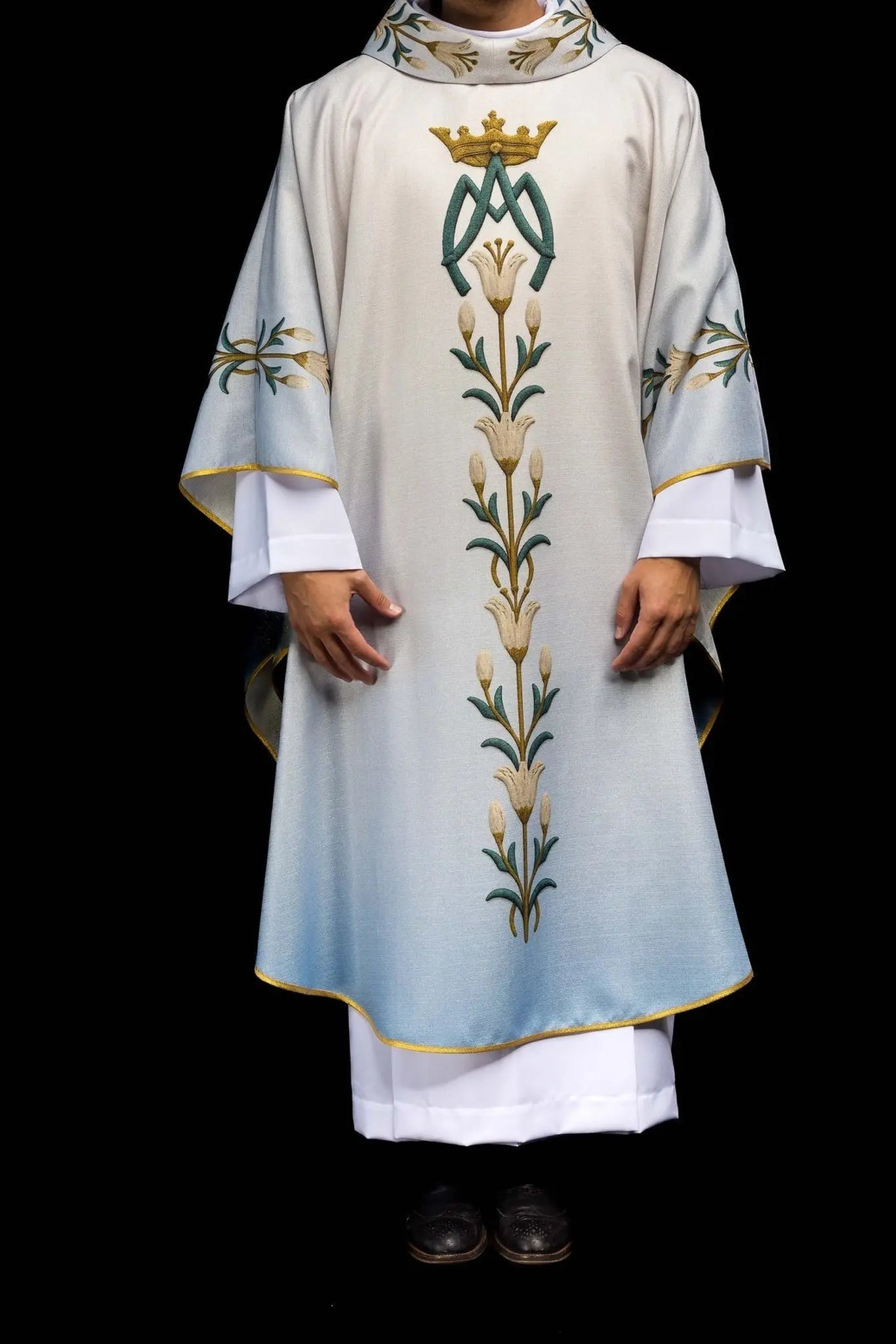 Casulla impresa mariana con patrón de lirios y monograma azul–crudo