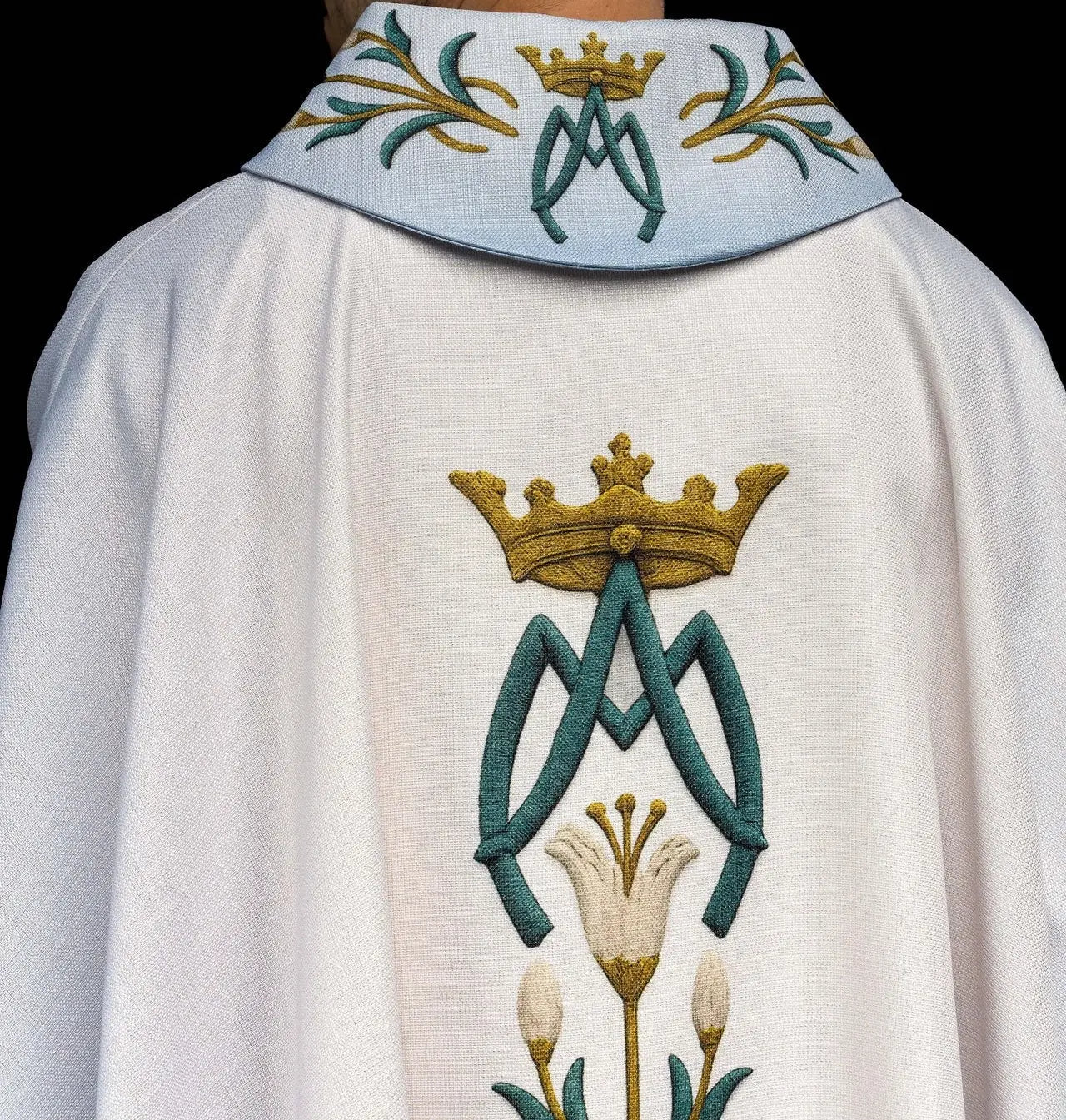 Casulla impresa mariana con patrón de lirios y monograma azul–crudo