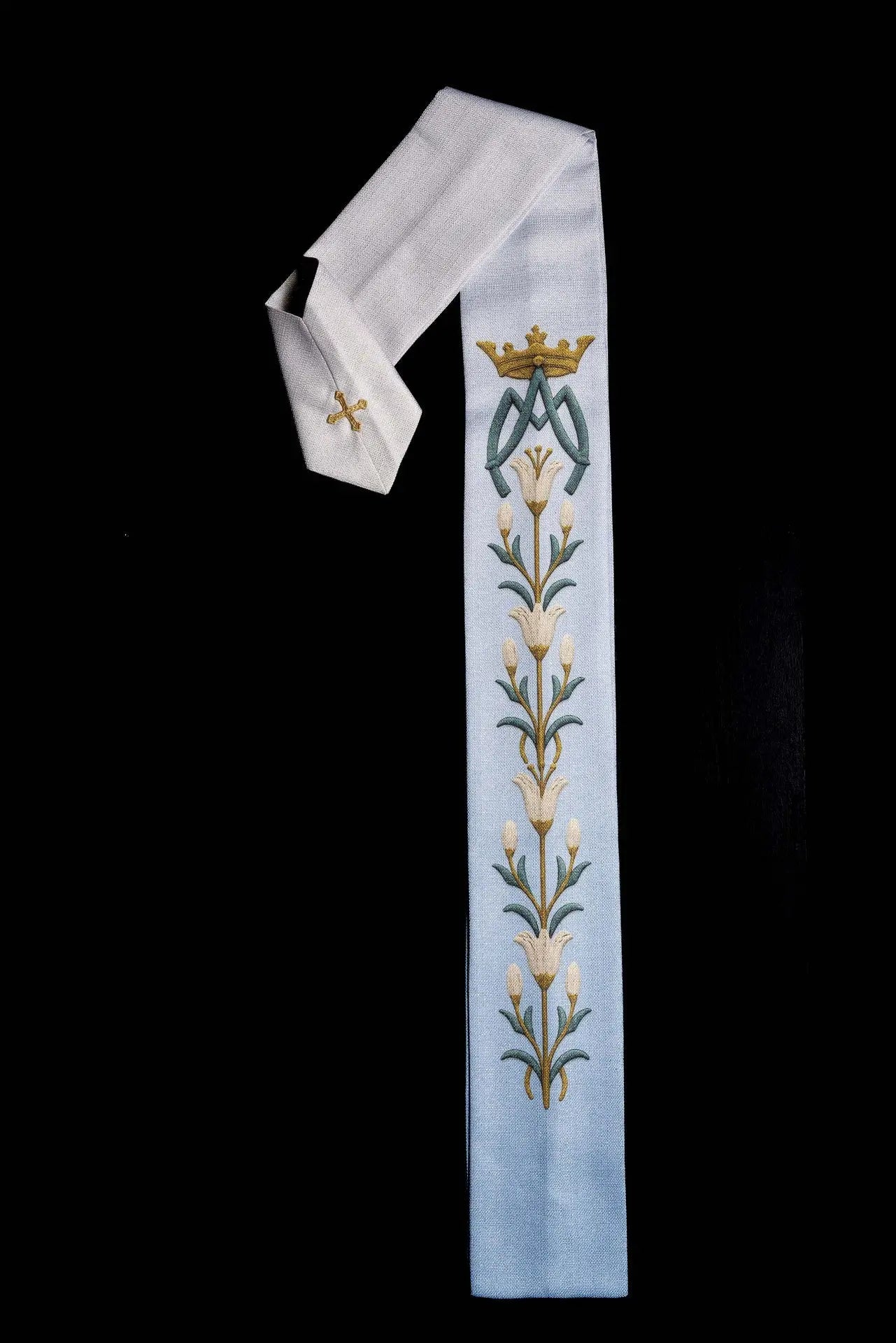 Casulla impresa mariana con patrón de lirios y monograma azul–crudo