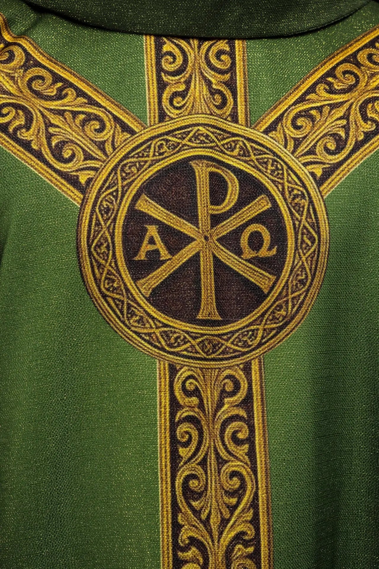 Casulla verde estampada con la palabra “Pax” y rica decoración dorada
