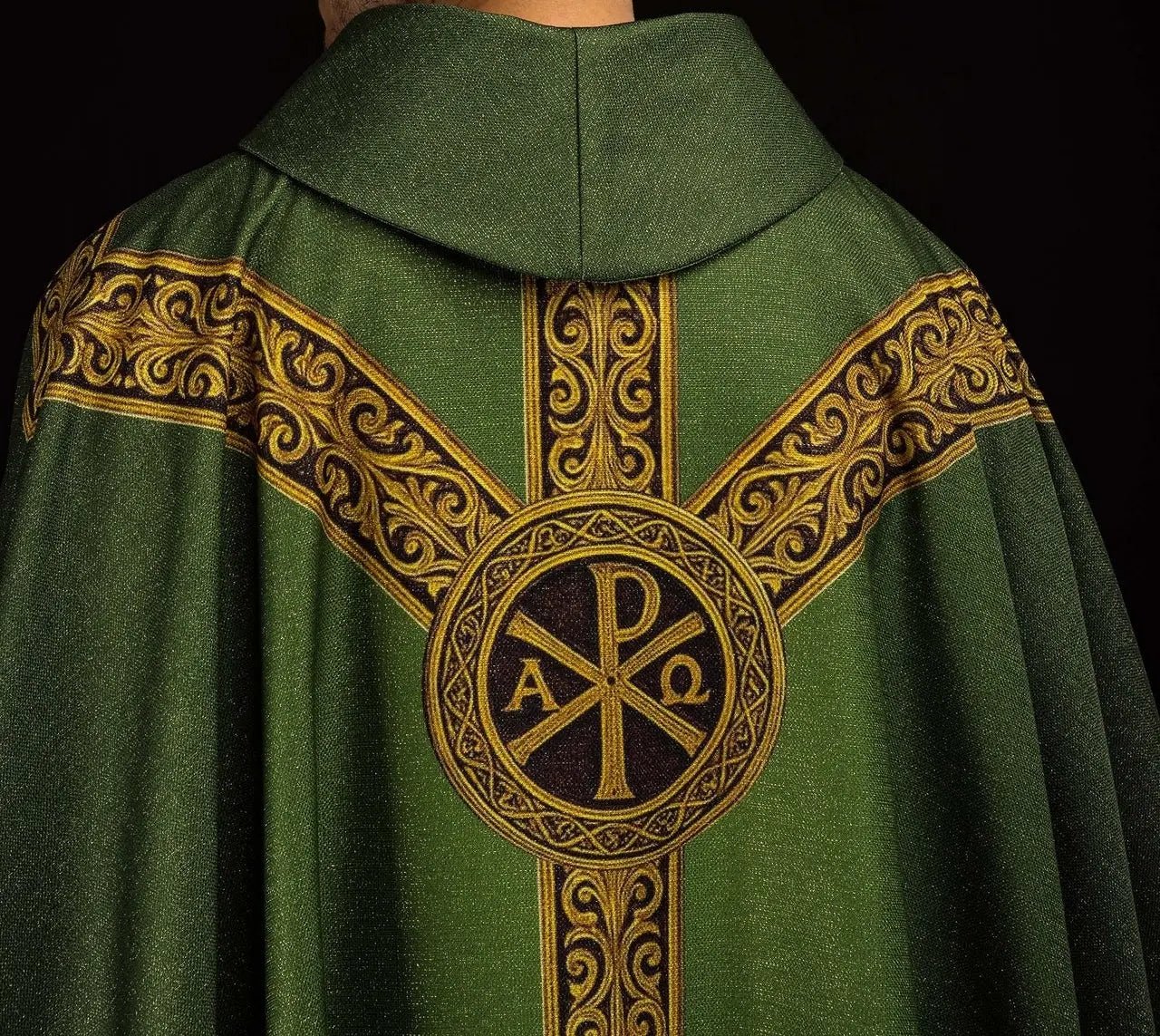 Casulla verde estampada con la palabra “Pax” y rica decoración dorada