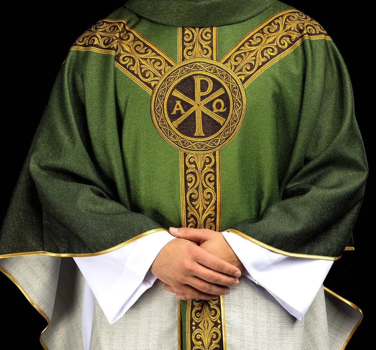 Casulla verde estampada con la palabra “Pax” y rica decoración dorada