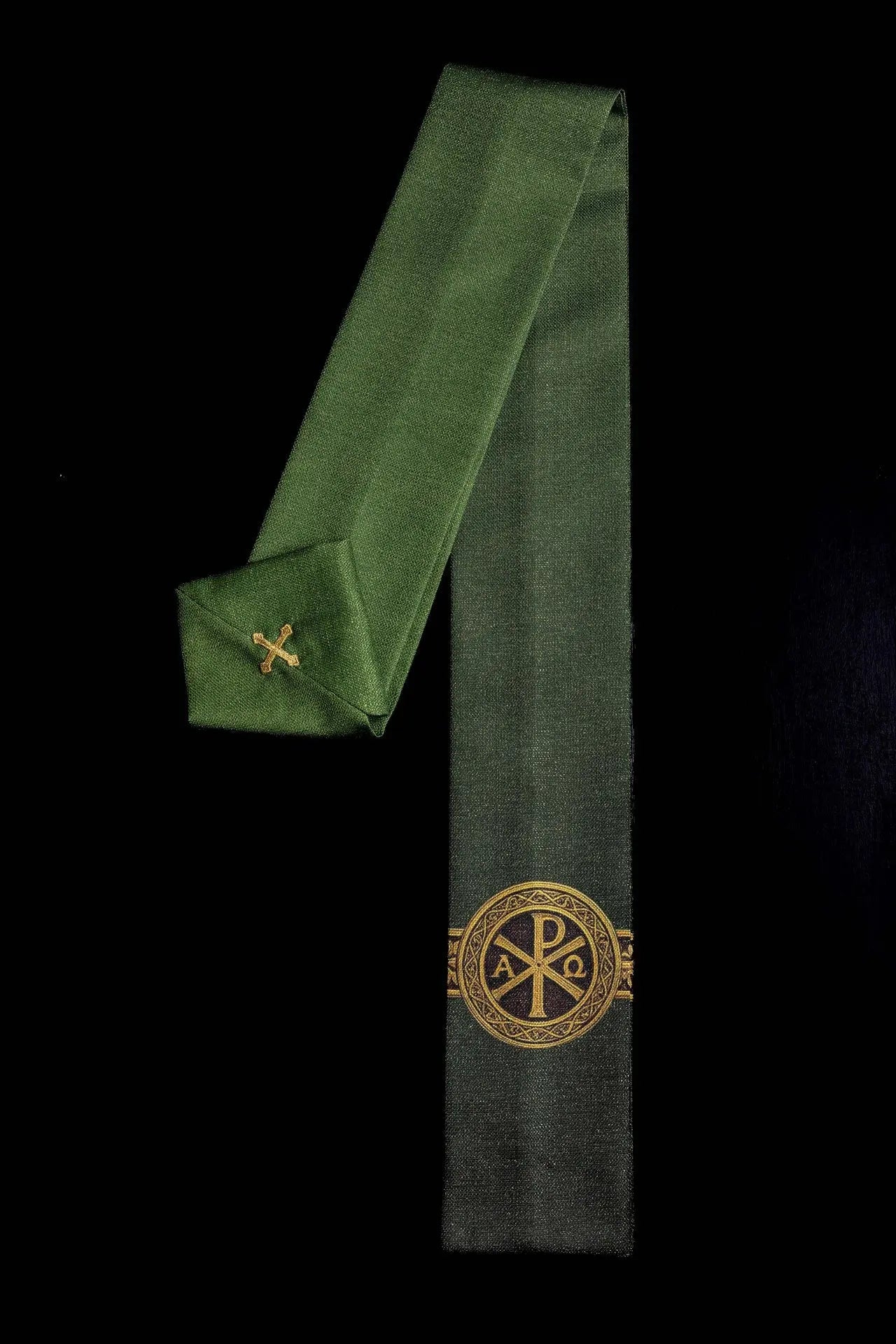 Casulla verde estampada con la palabra “Pax” y rica decoración dorada