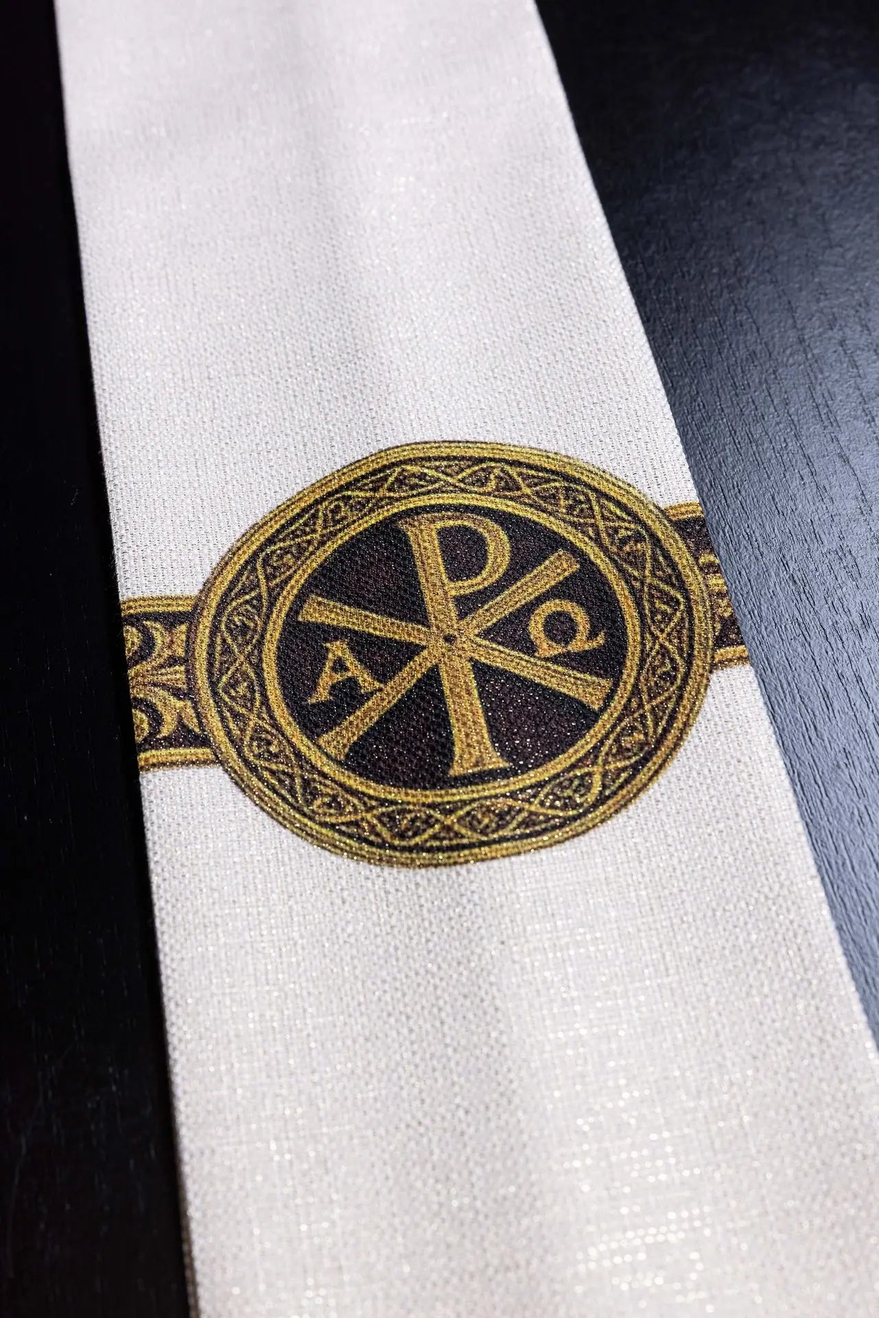 Casulla impresa "Pax" color crudo con rica decoración dorada