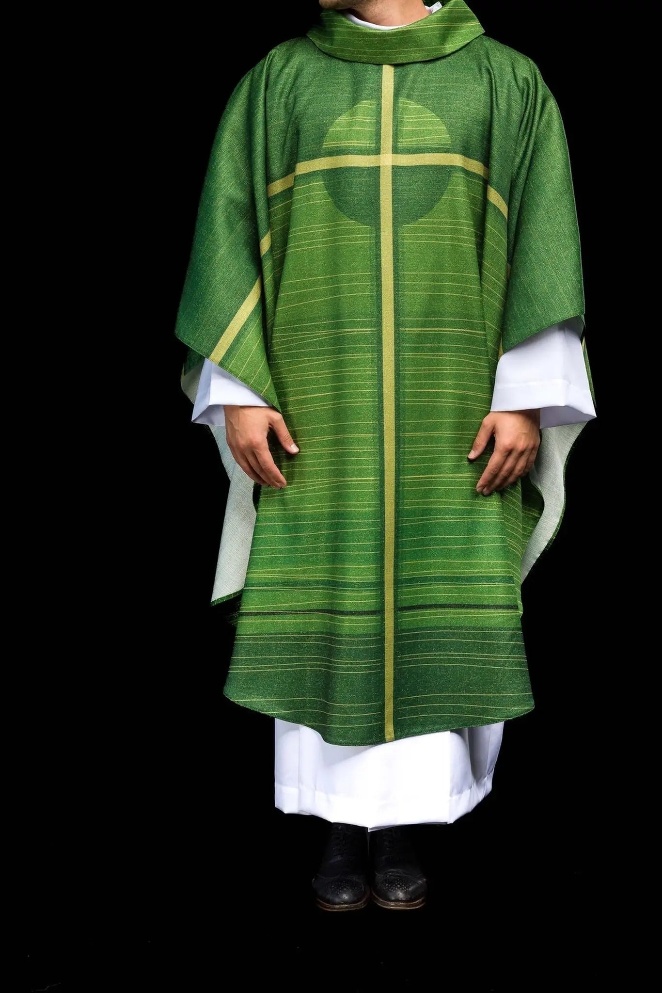 Casulla verde estampada con motivo de cruz