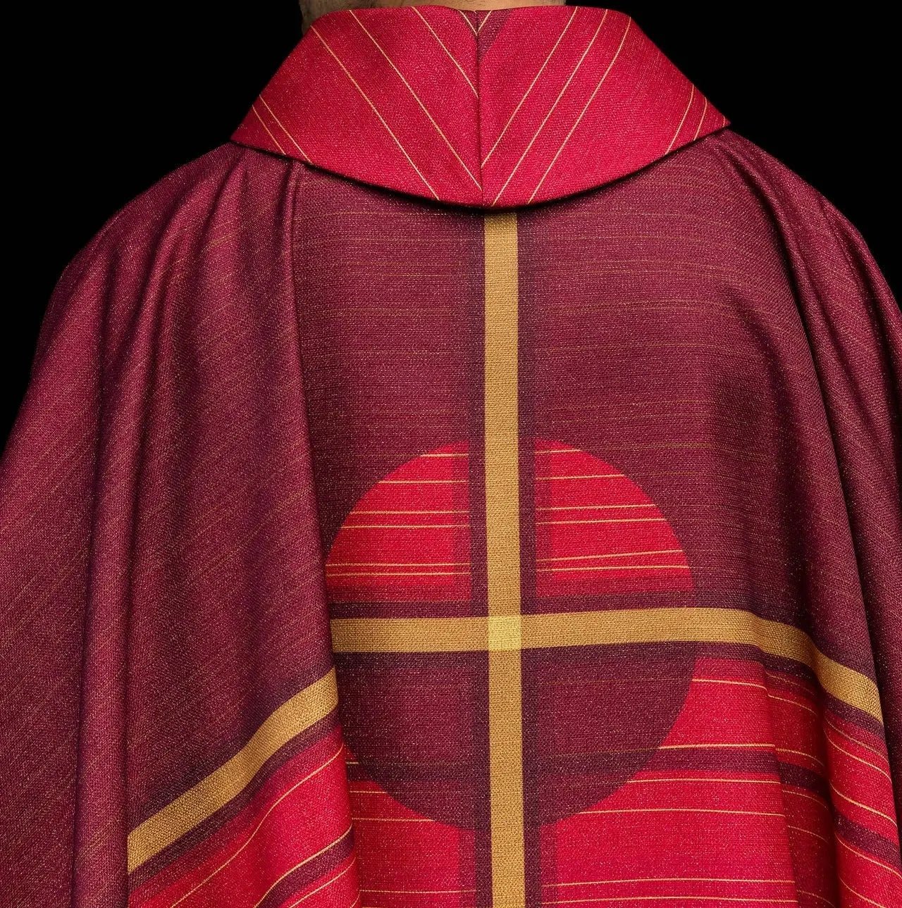 Casulla roja estampada con motivo de cruz
