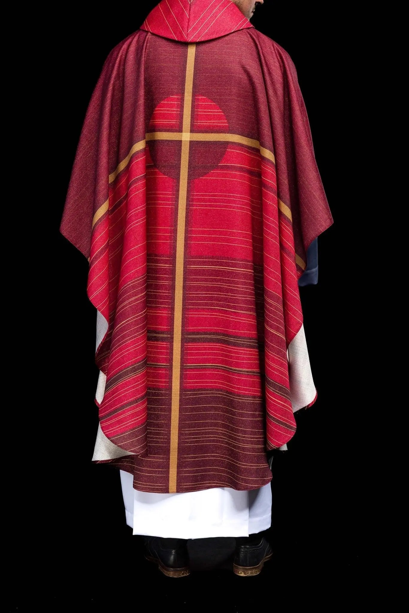 Casulla roja estampada con motivo de cruz