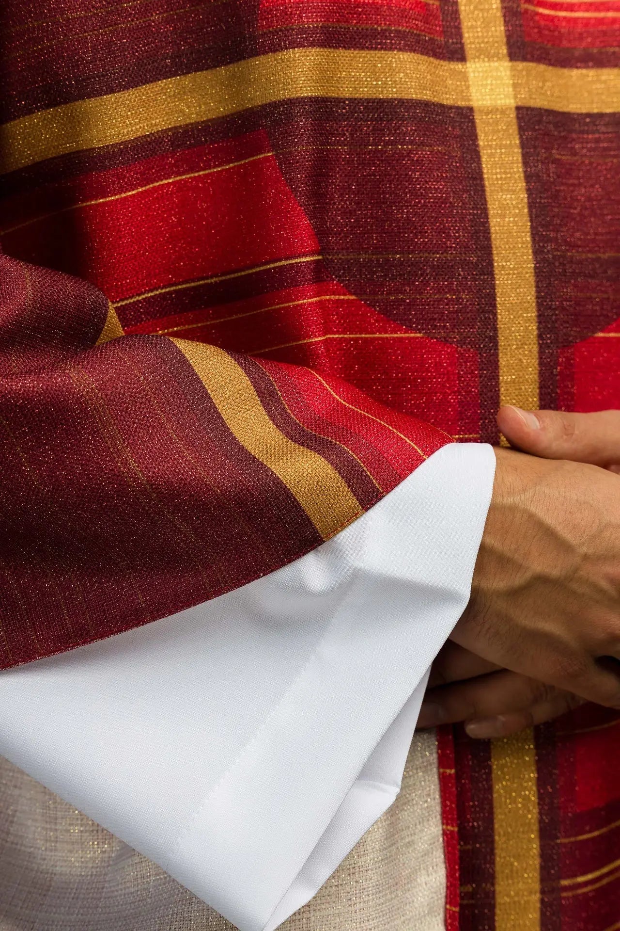 Casulla roja estampada con motivo de cruz