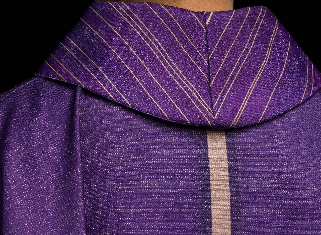 Casulla morada estampada con motivo de cruz