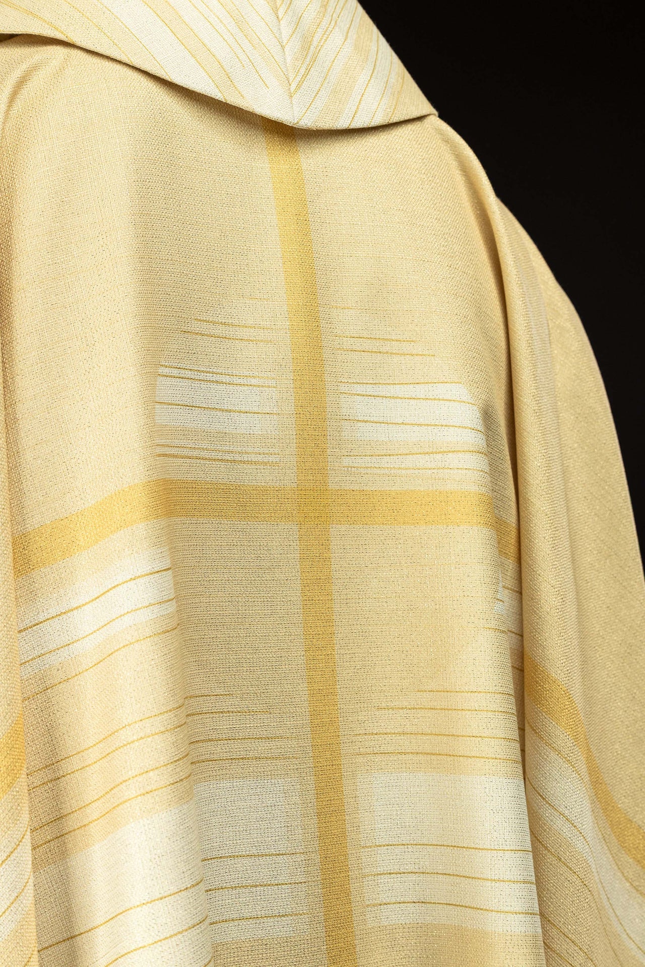 Ornat drukowany ecru z motywem krzyża - ORNATY.PL