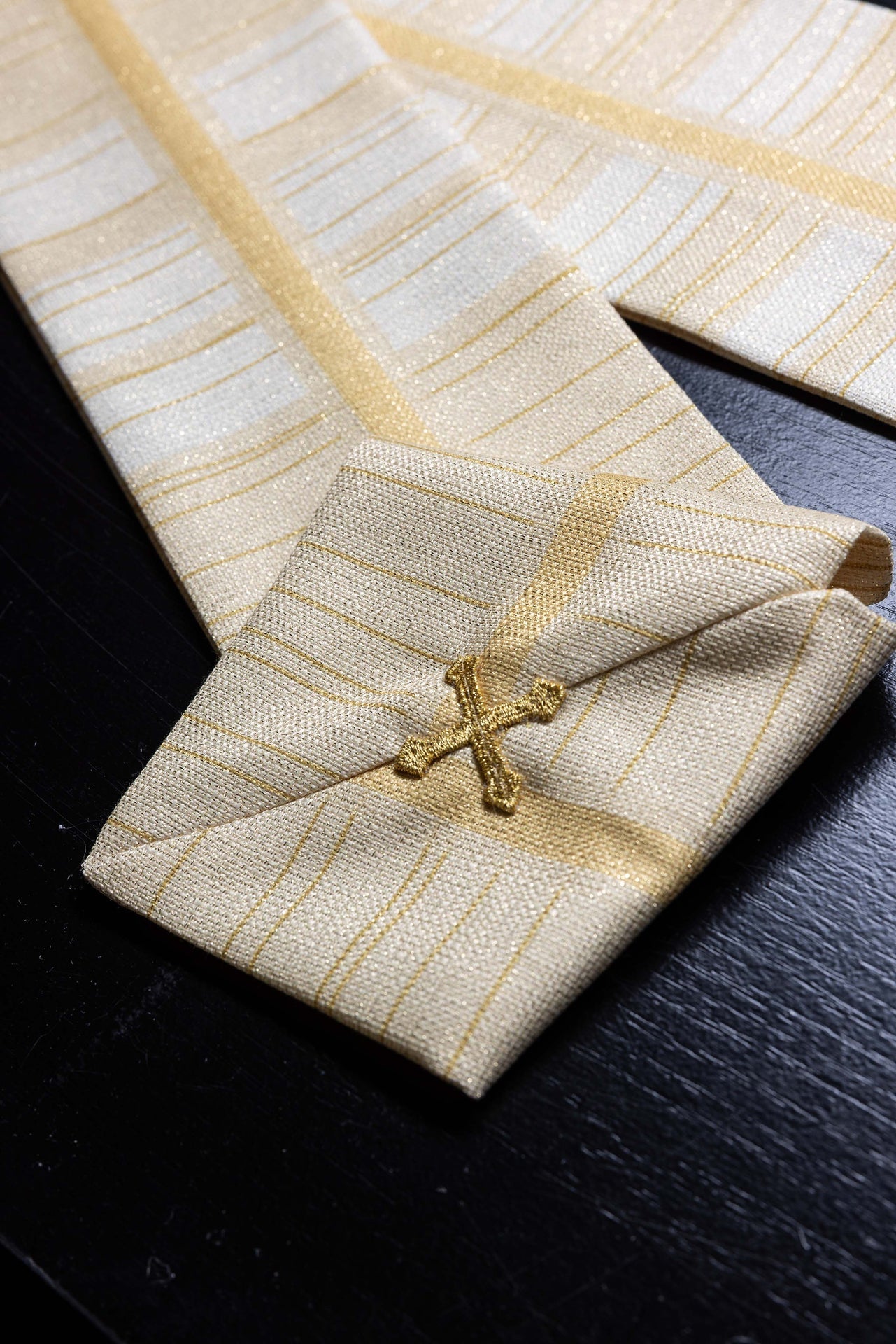 Ornat drukowany ecru z motywem krzyża - ORNATY.PL