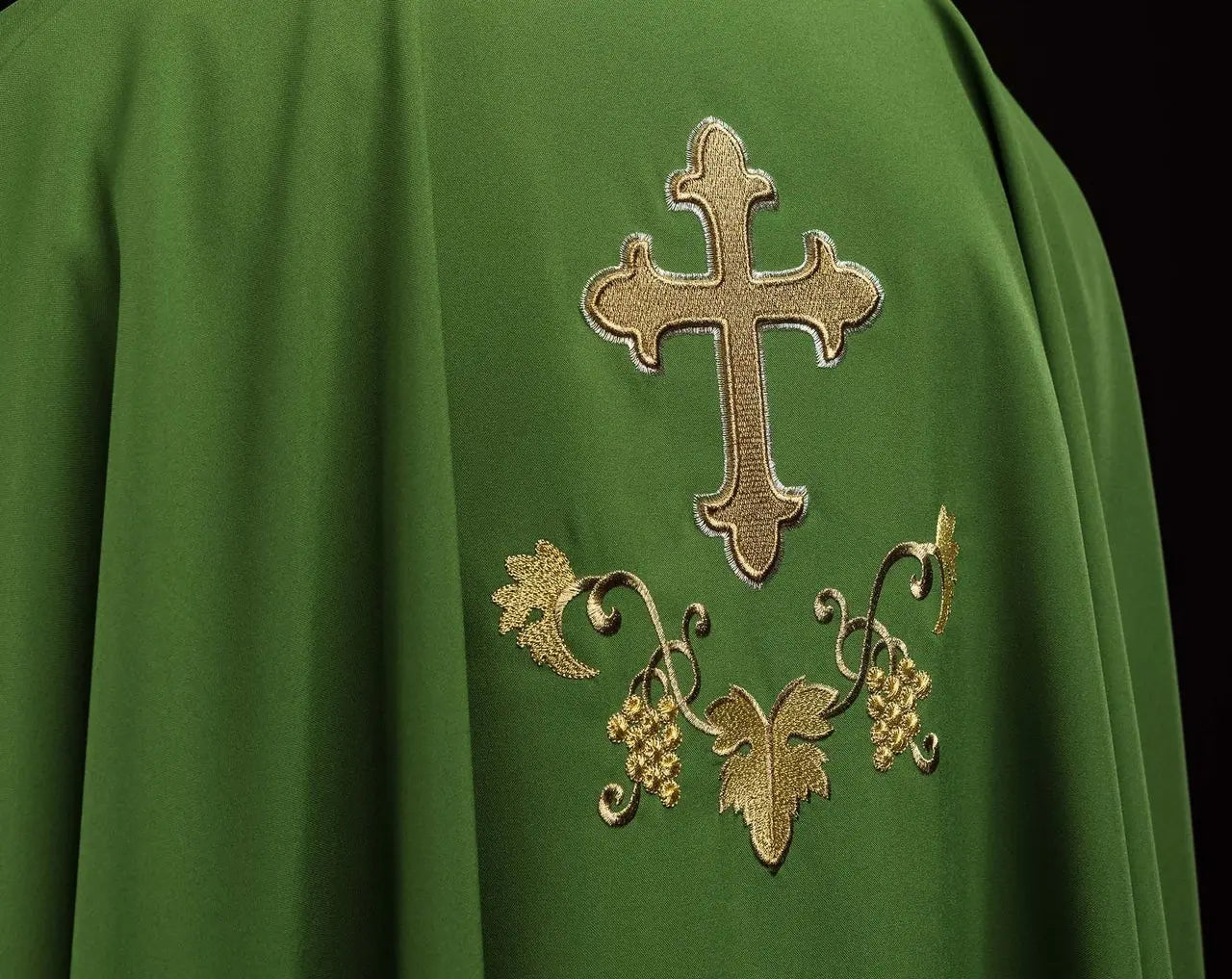 Embroidered chasuble with a cross symbol and wide collar green