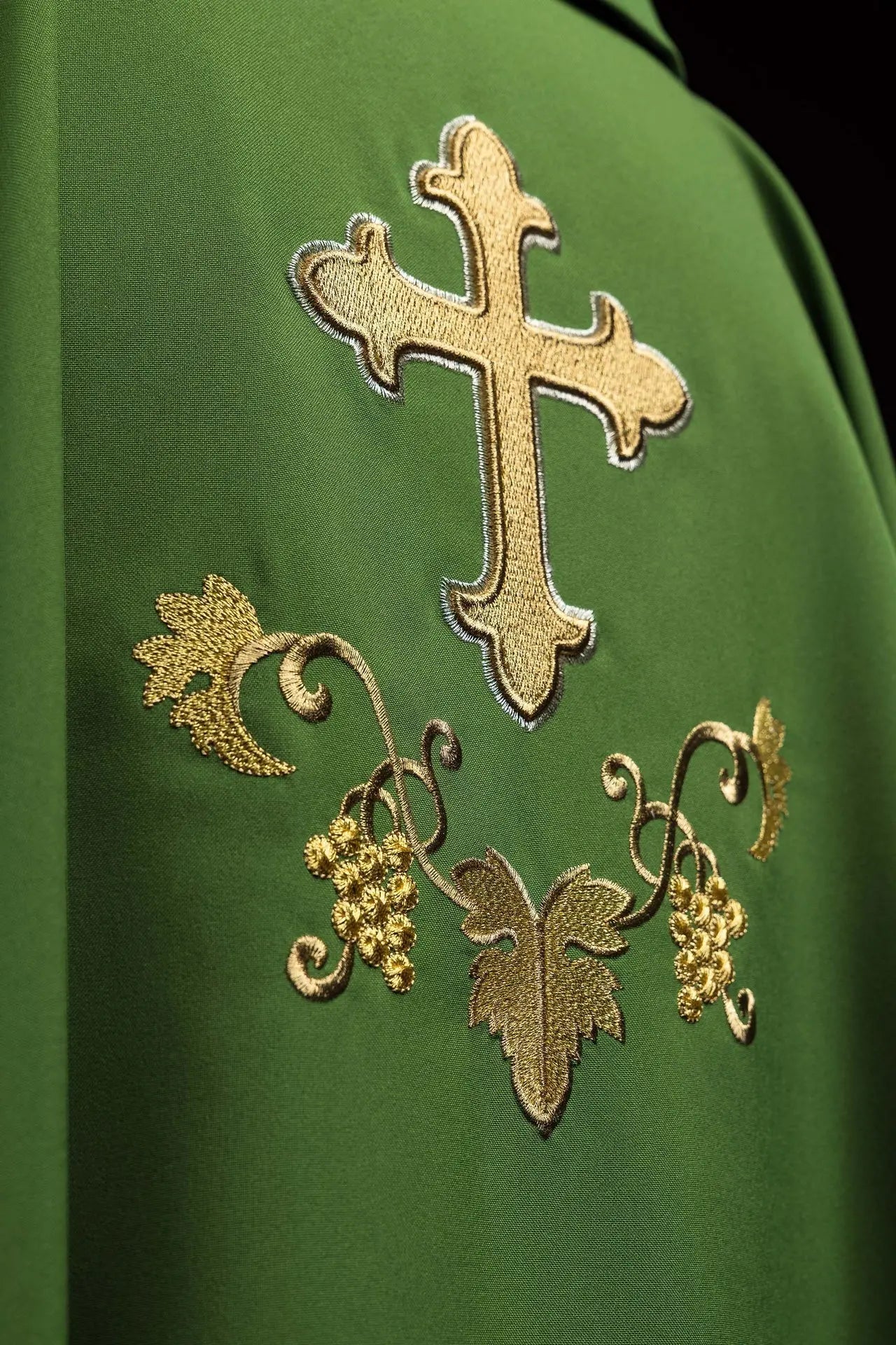 Embroidered chasuble with a cross symbol and wide collar green