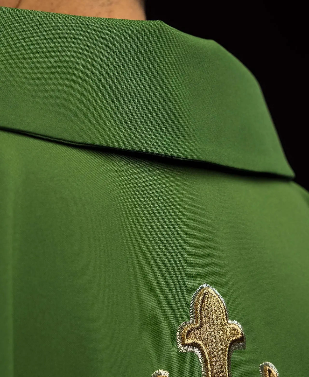 Embroidered chasuble with a cross symbol and wide collar green