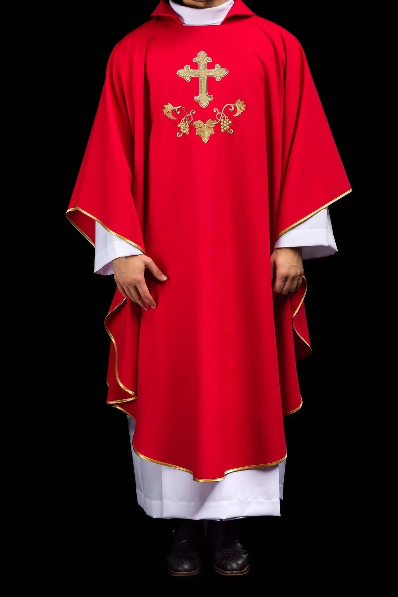 Casulla bordada con símbolo de cruz y cuello ancho rojo