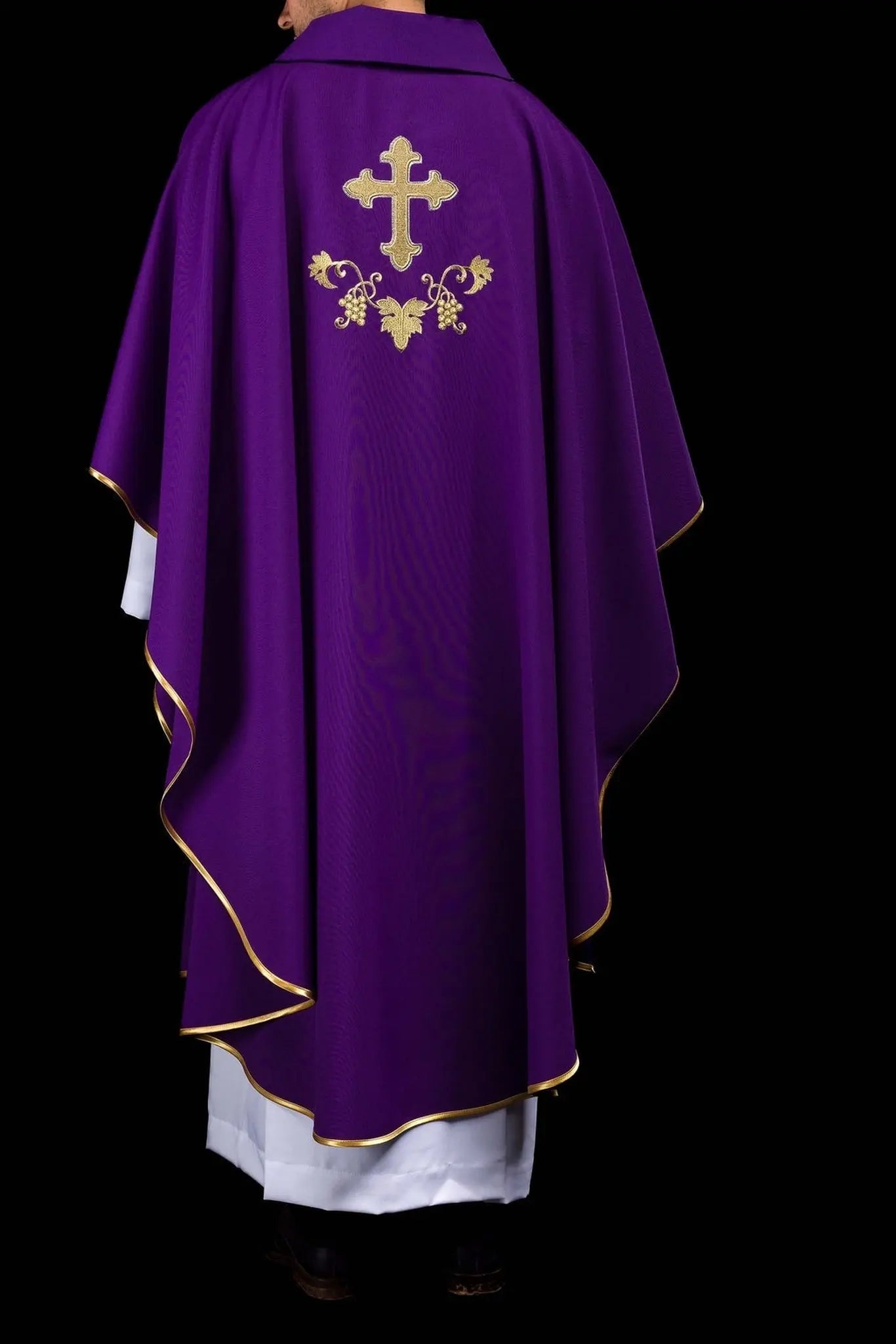 Casulla bordada con símbolo de cruz y amplio cuello morado