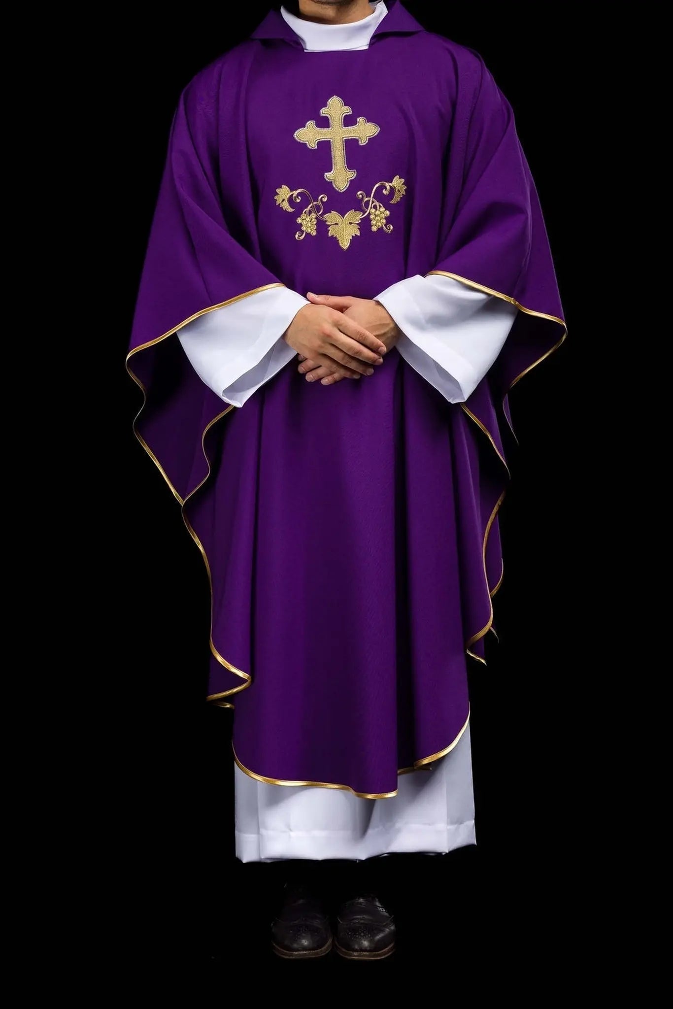 Casulla bordada con símbolo de cruz y amplio cuello morado