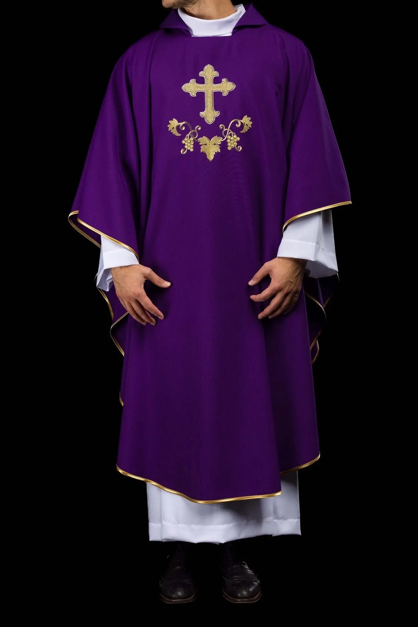 Casulla bordada con símbolo de cruz y amplio cuello morado