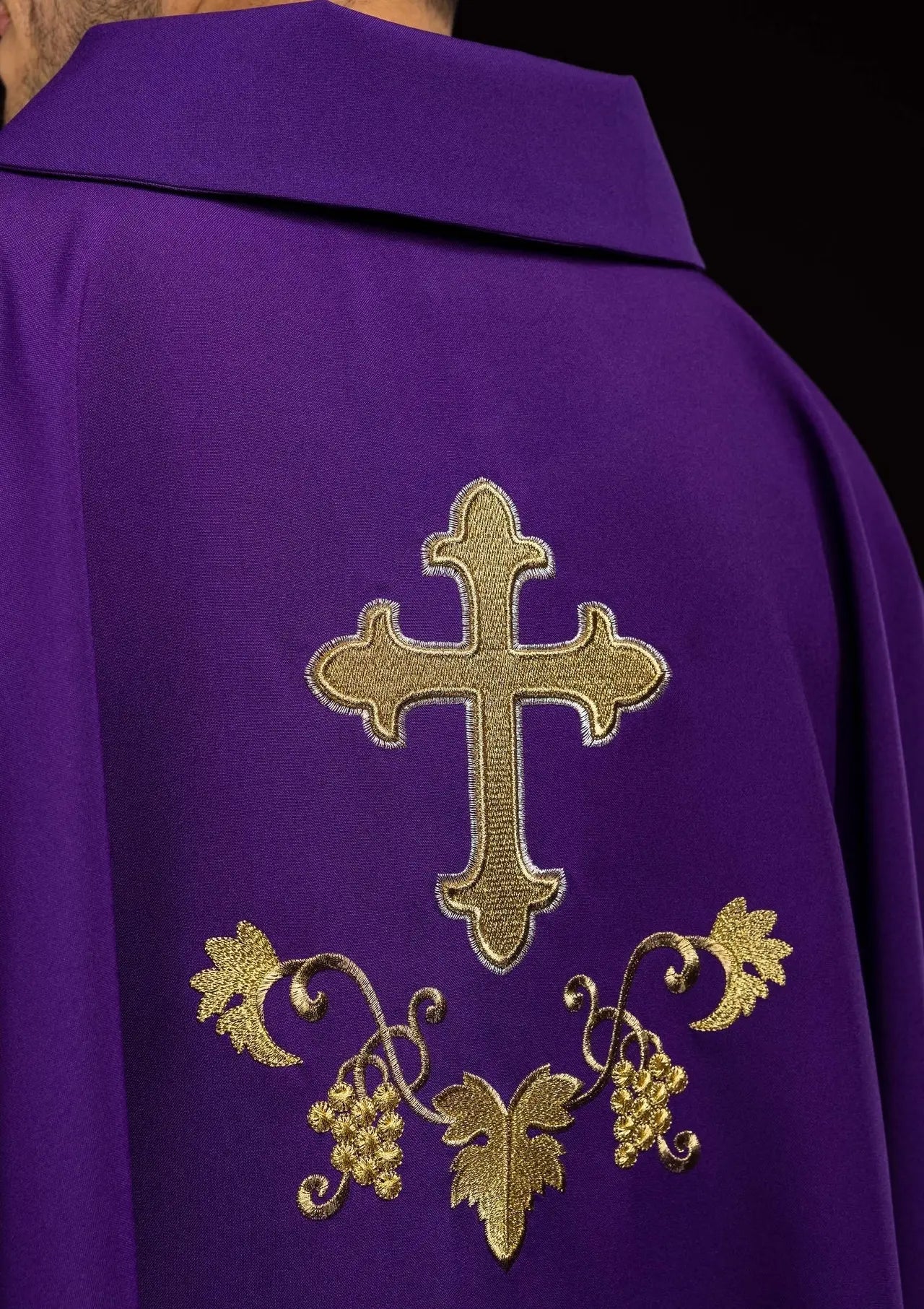 Casulla bordada con símbolo de cruz y amplio cuello morado