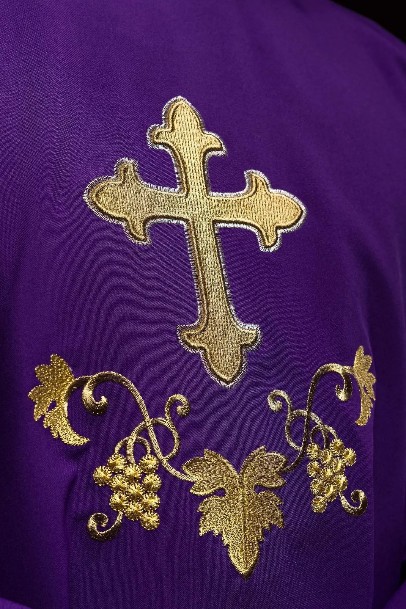 Casulla bordada con símbolo de cruz y amplio cuello morado