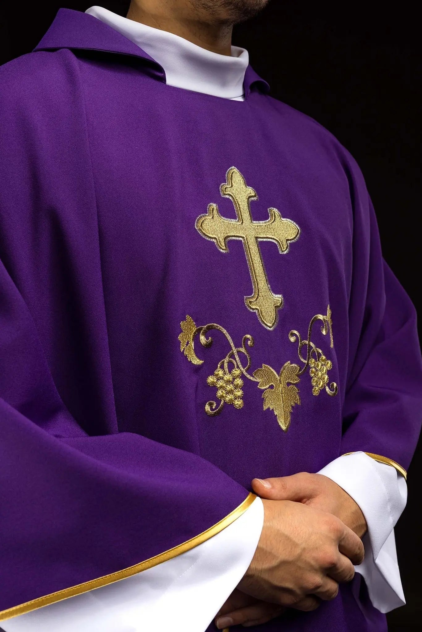 Casulla bordada con símbolo de cruz y amplio cuello morado
