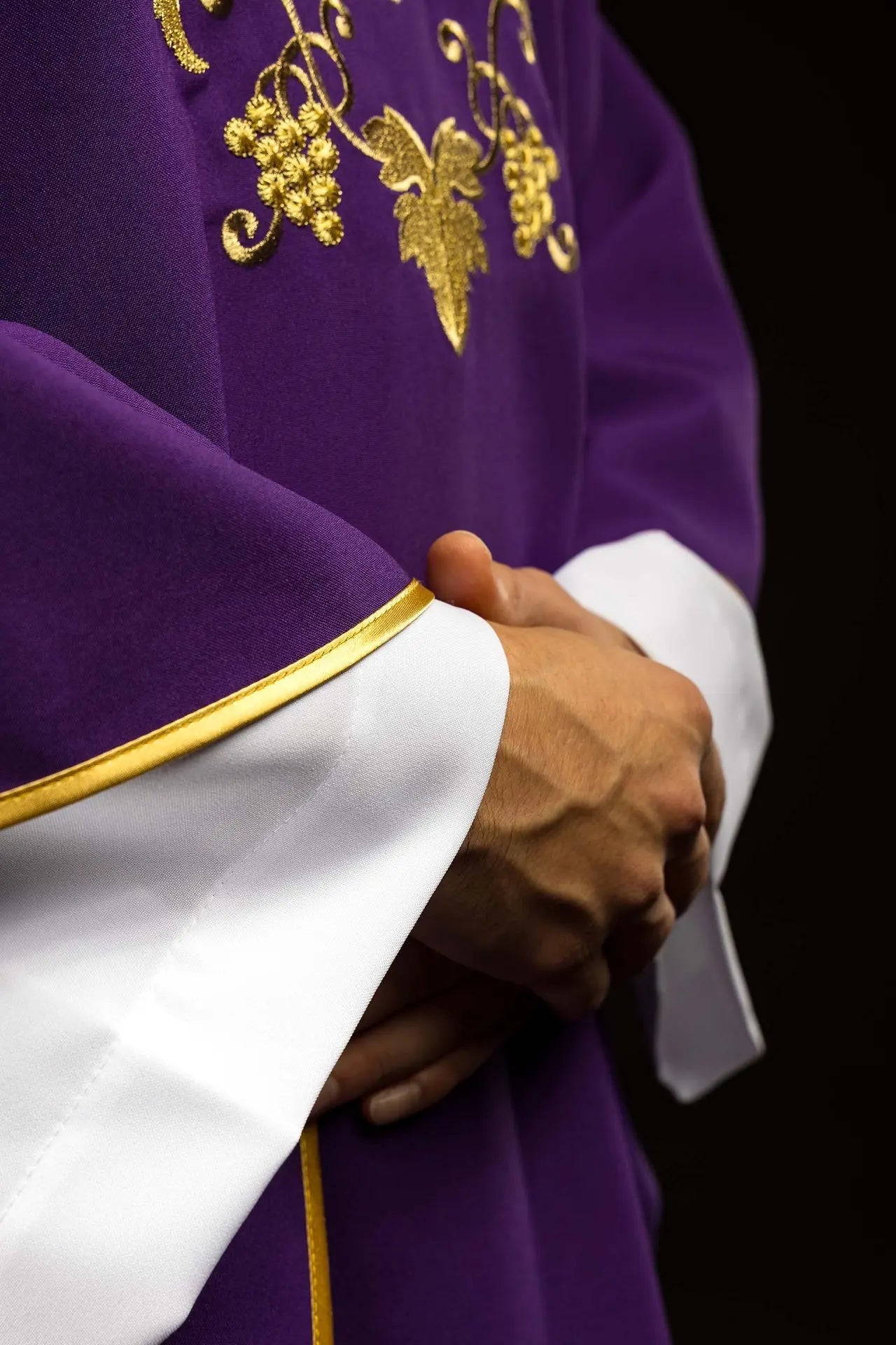 Casulla bordada con símbolo de cruz y amplio cuello morado
