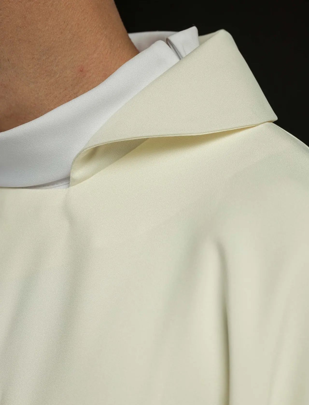 Casulla bordada color crudo con motivo de cruz y cuello ancho