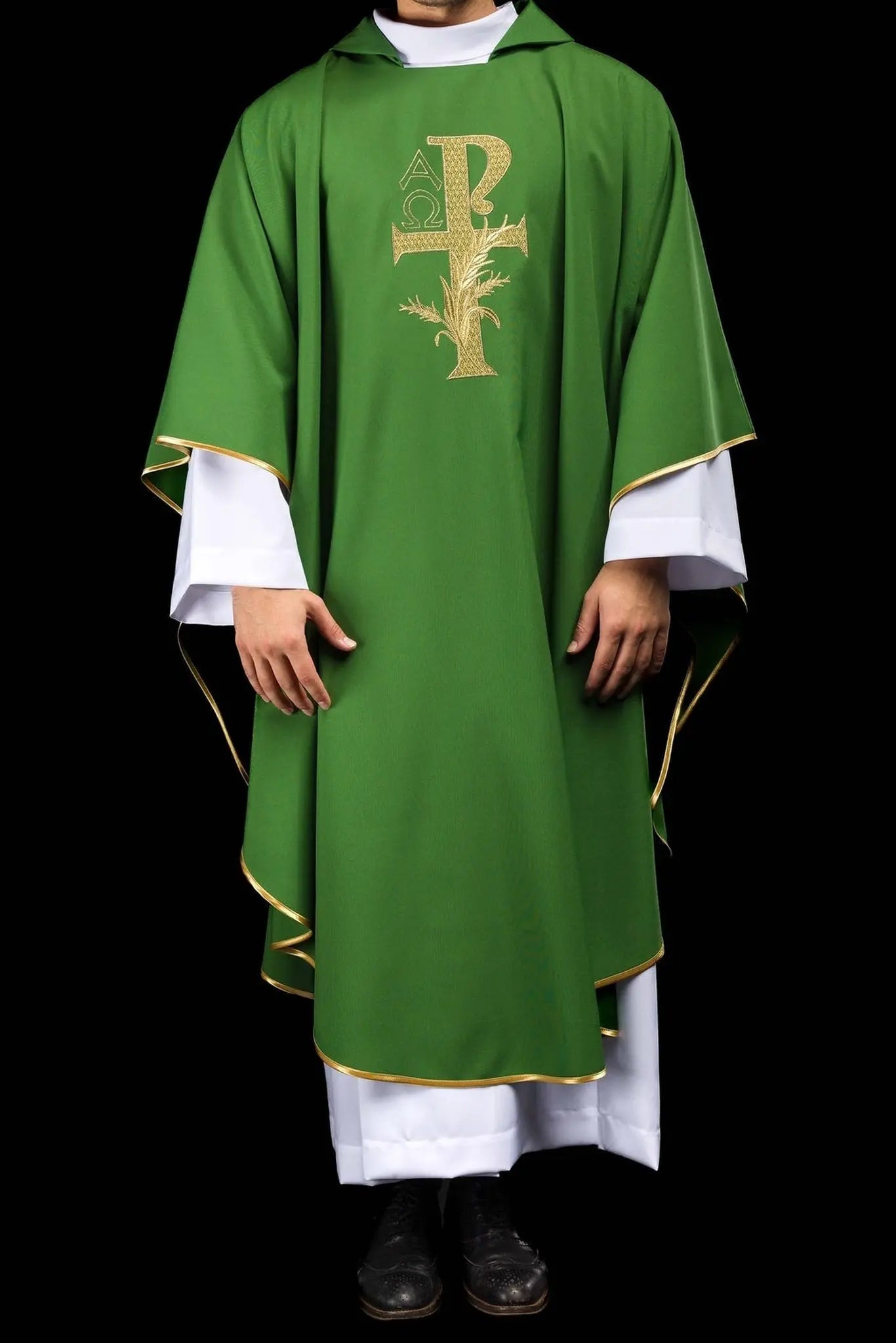 Casulla bordada con el símbolo de Alfa y Omega y amplio cuello verde