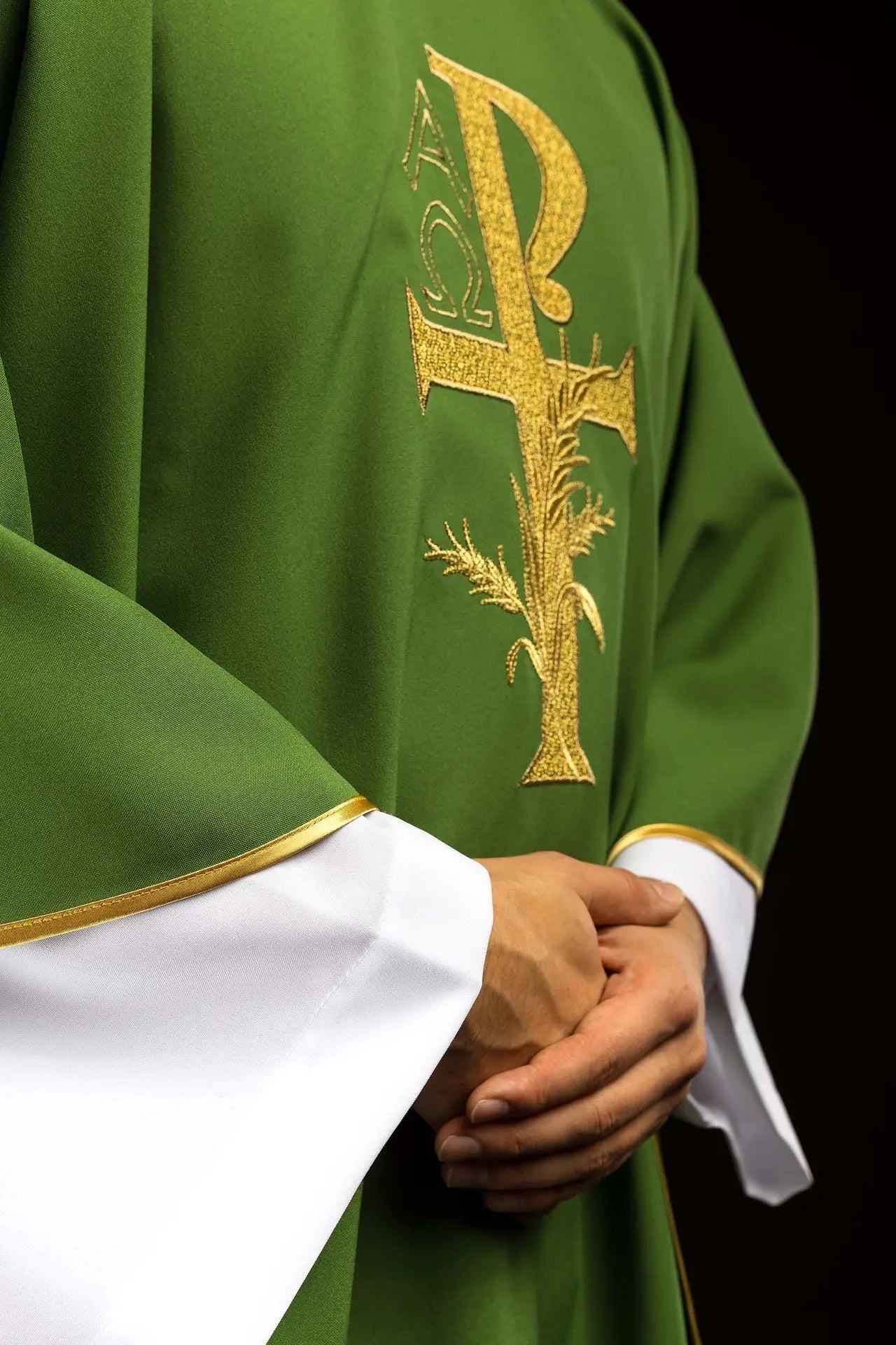 Casulla bordada con el símbolo de Alfa y Omega y amplio cuello verde