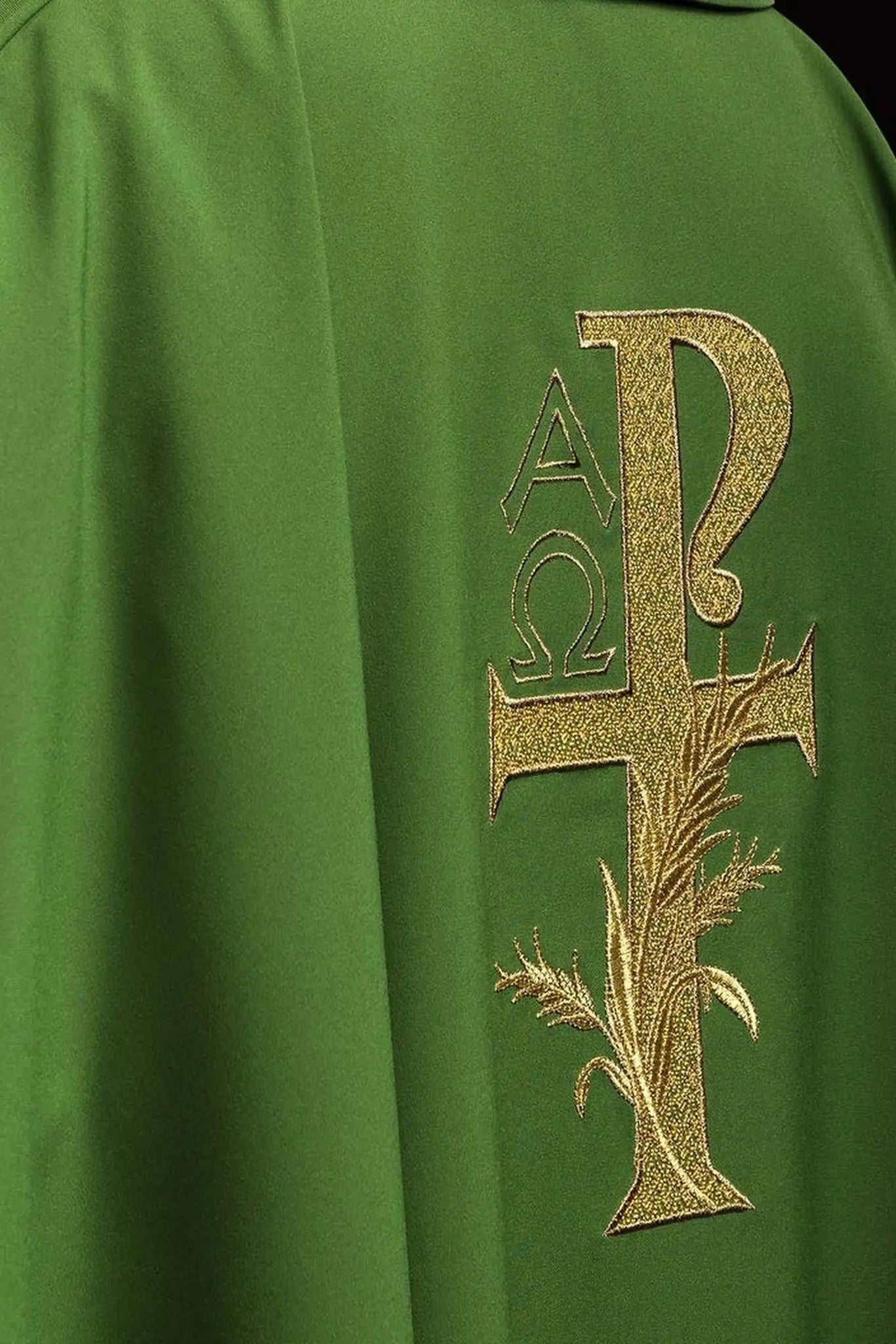 Casulla bordada con el símbolo de Alfa y Omega y amplio cuello verde