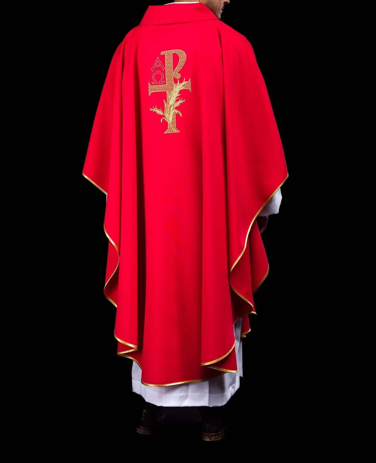 Casulla bordada con el símbolo de Alfa y Omega y amplio cuello rojo