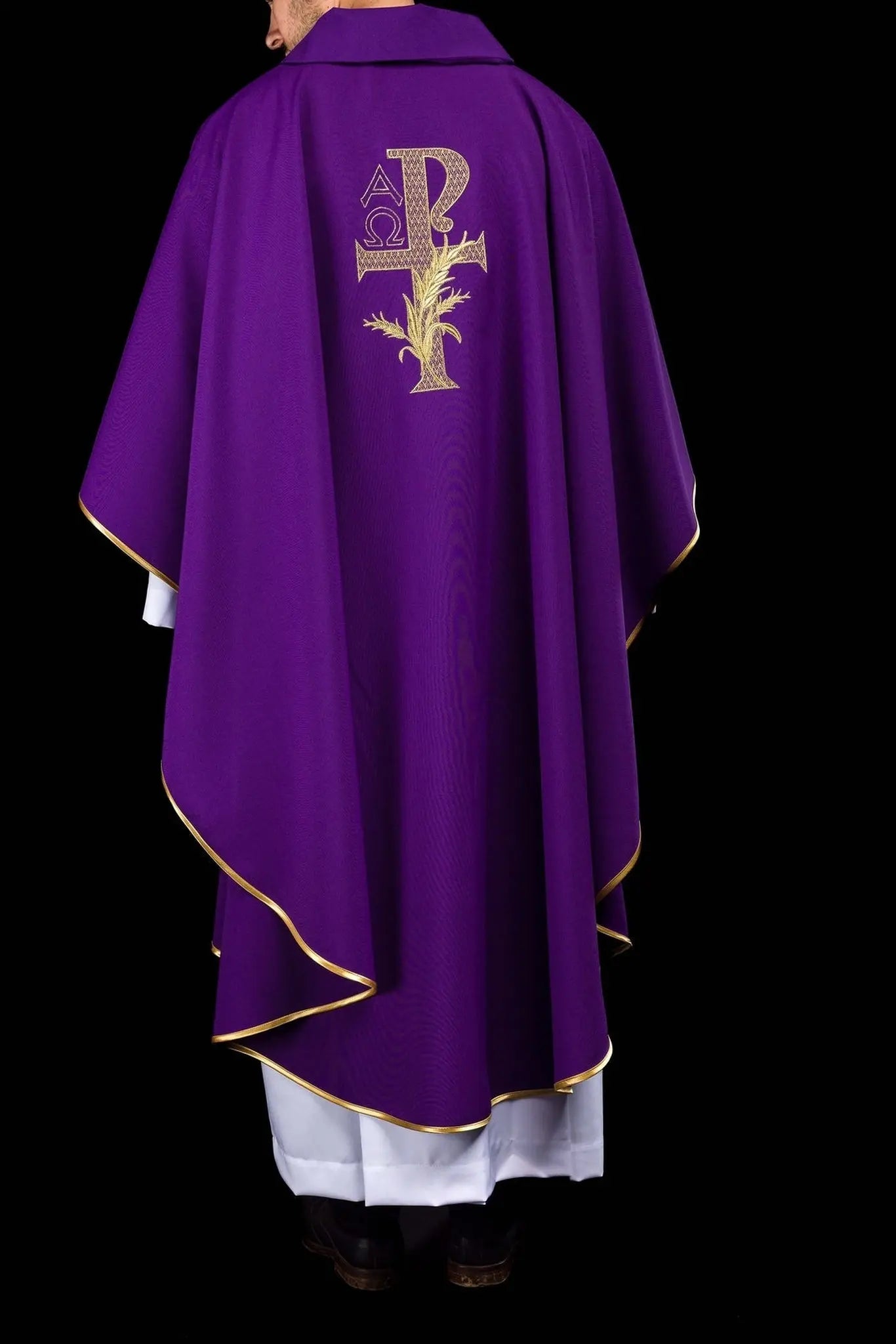 Casulla bordada con el símbolo Alfa y Omega y amplio cuello morado