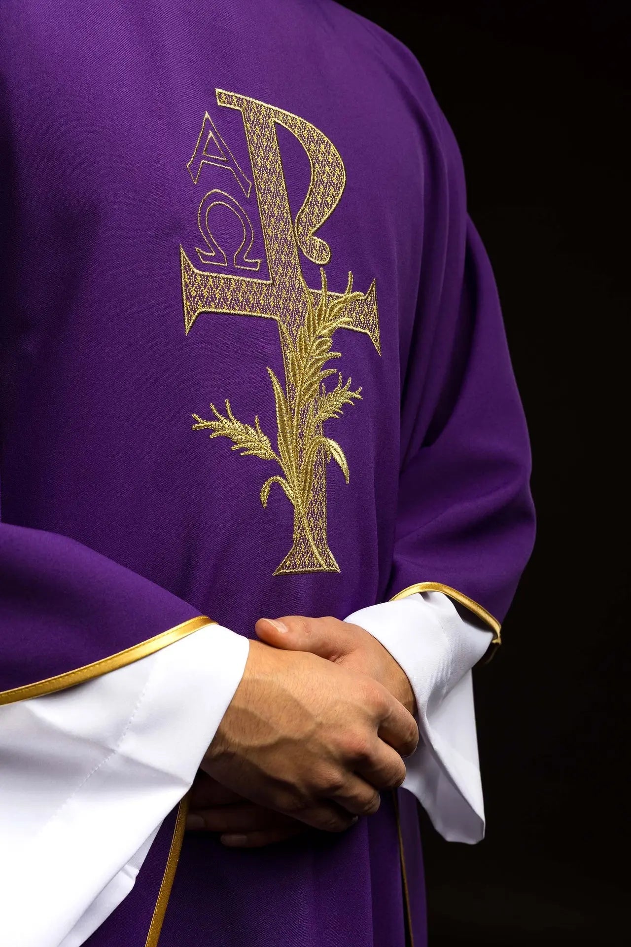 Casulla bordada con el símbolo Alfa y Omega y amplio cuello morado