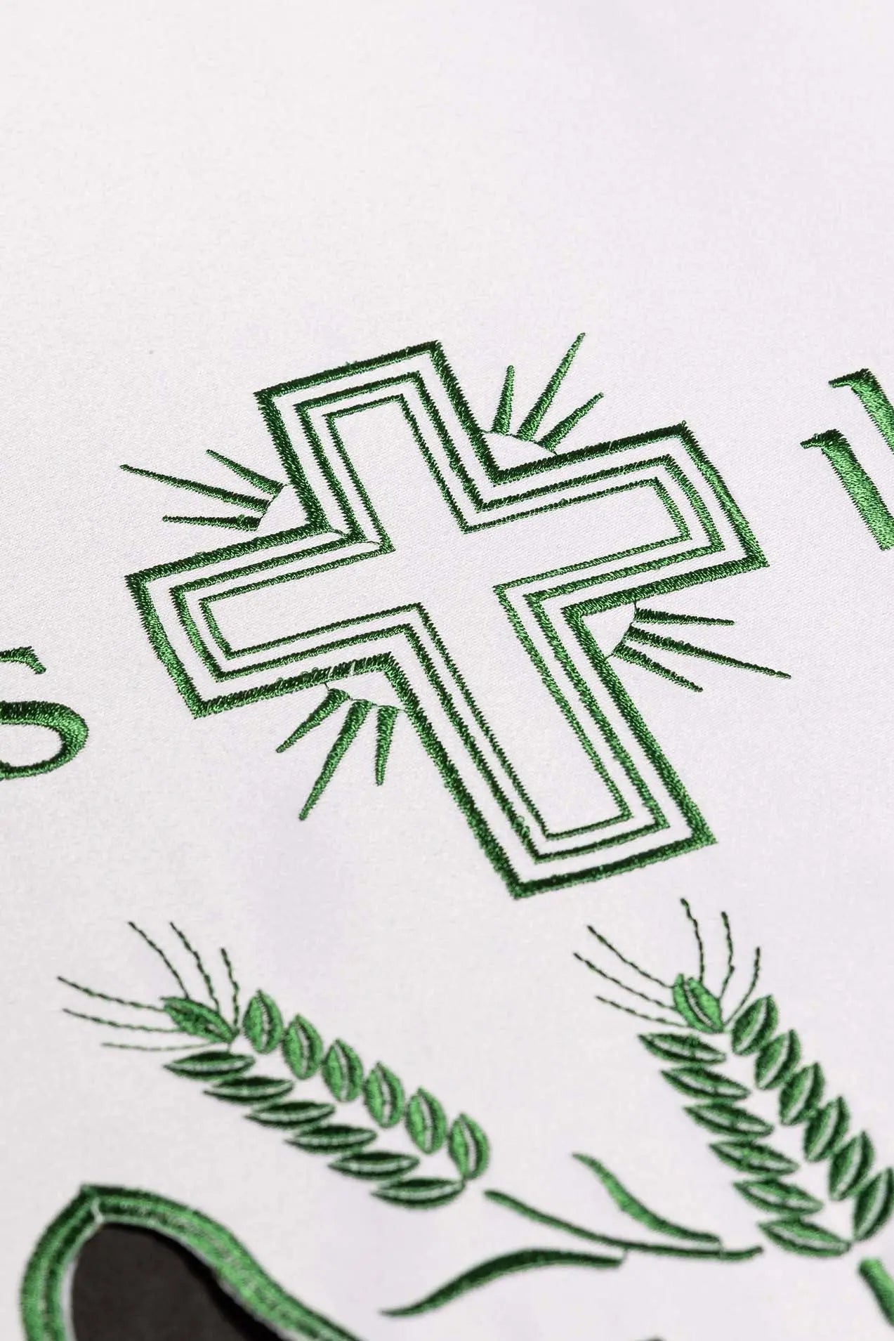 Paño de altar con cruz IHS y bordado de trigo – ribete verde