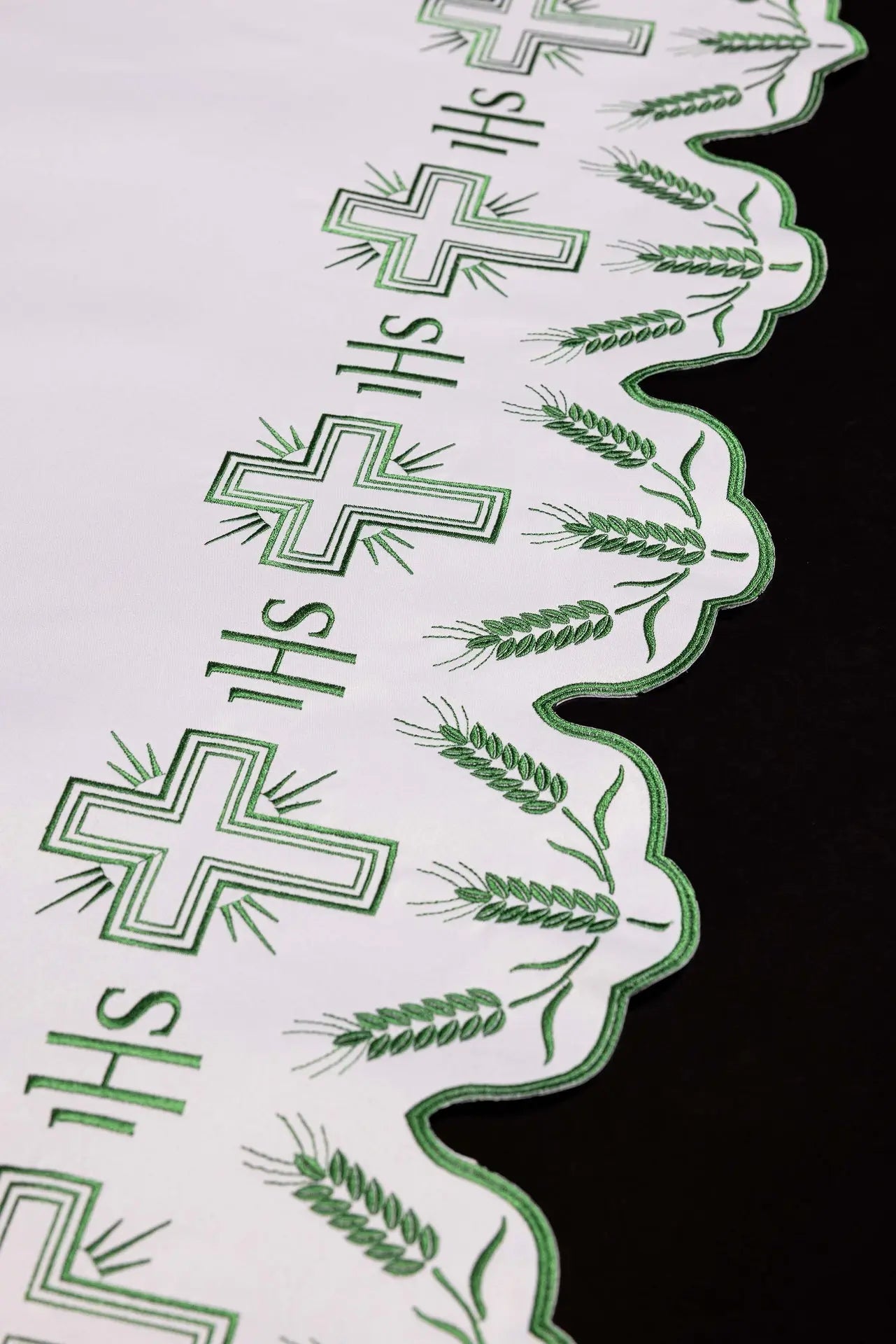 Paño de altar con cruz IHS y bordado de trigo – ribete verde