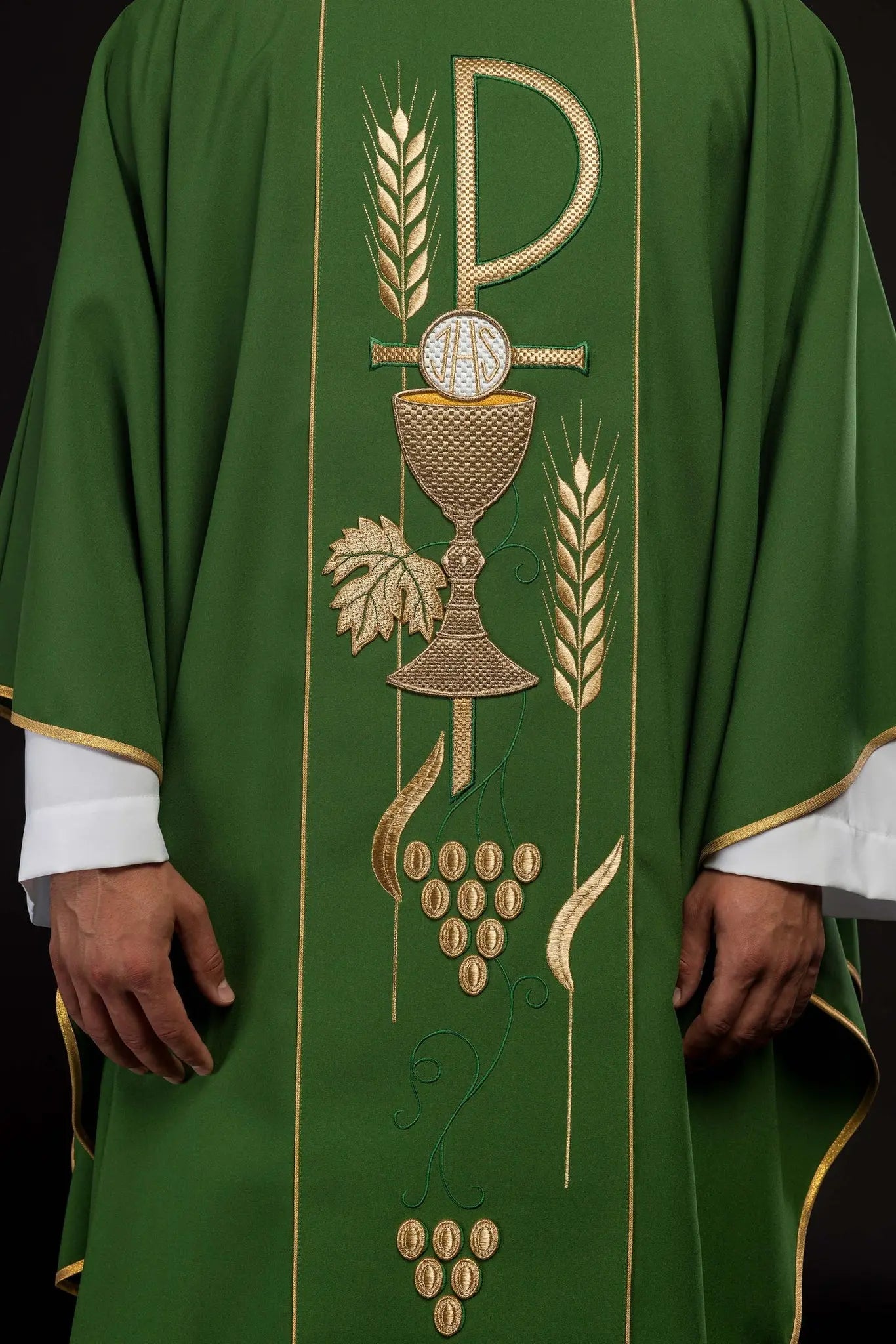 Casulla verde bordada con diseño de cáliz IHS