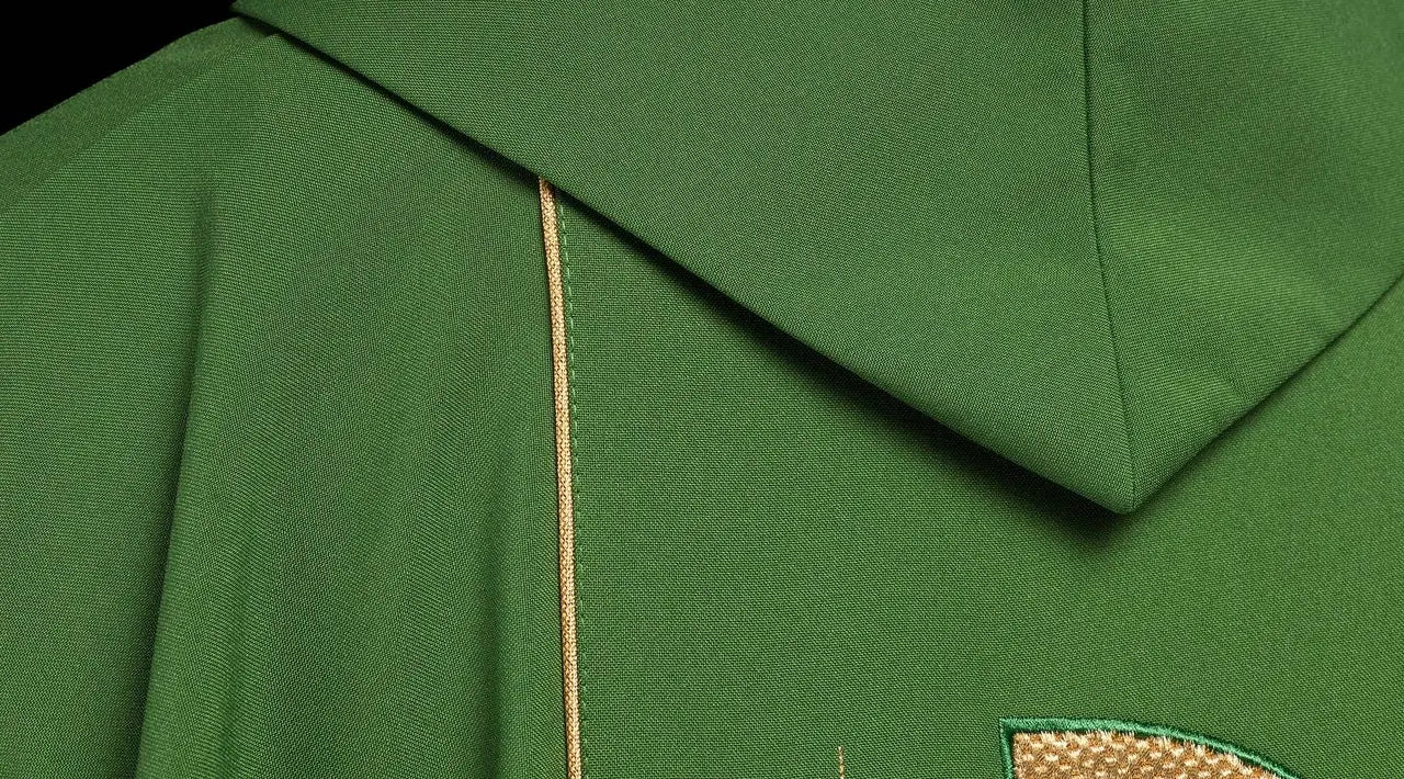 Casulla verde bordada con diseño de cáliz IHS