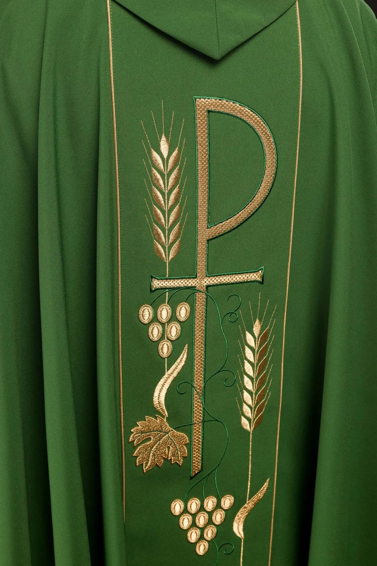Casulla verde bordada con diseño de cáliz IHS