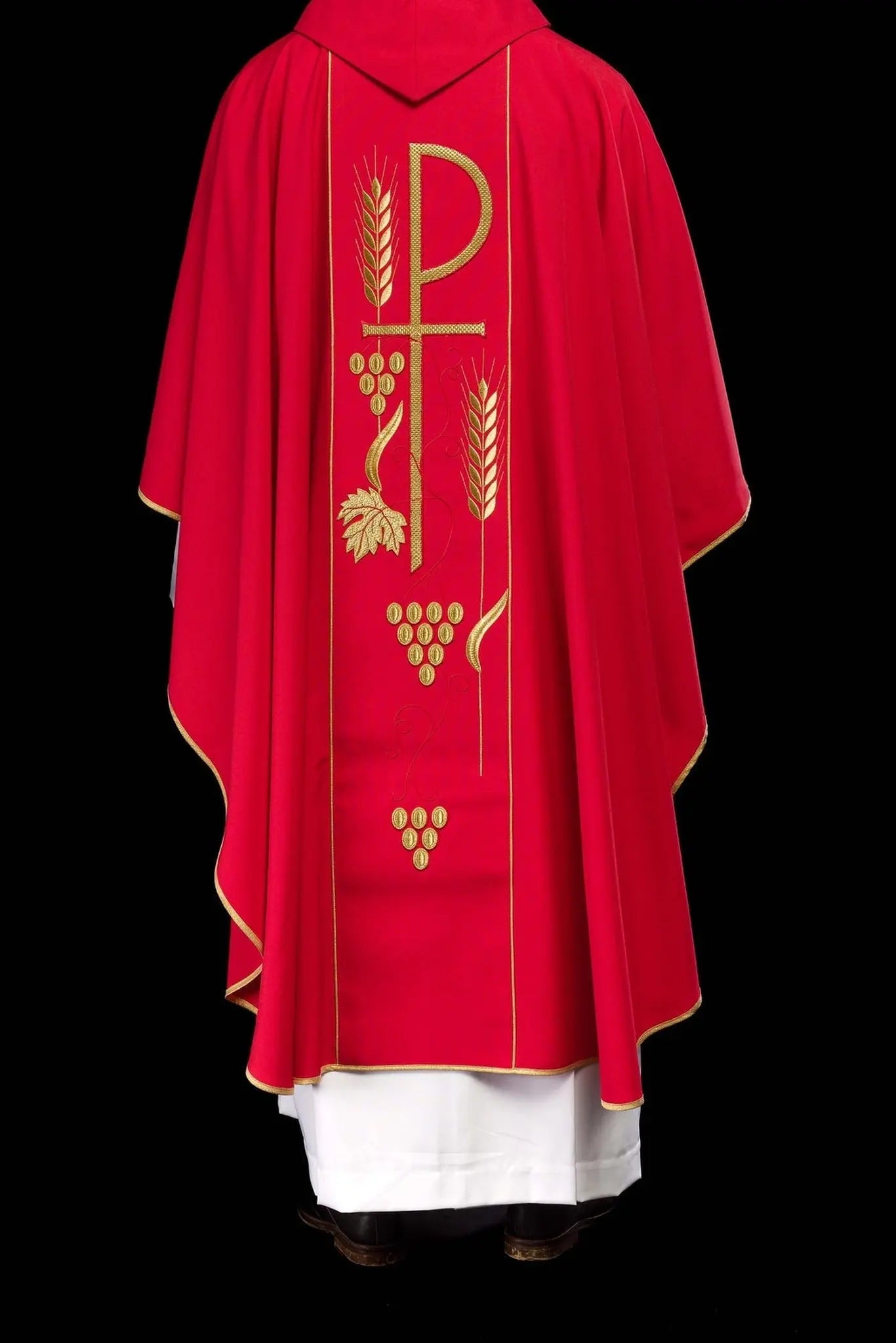 Casulla roja bordada con diseño de cáliz IHS